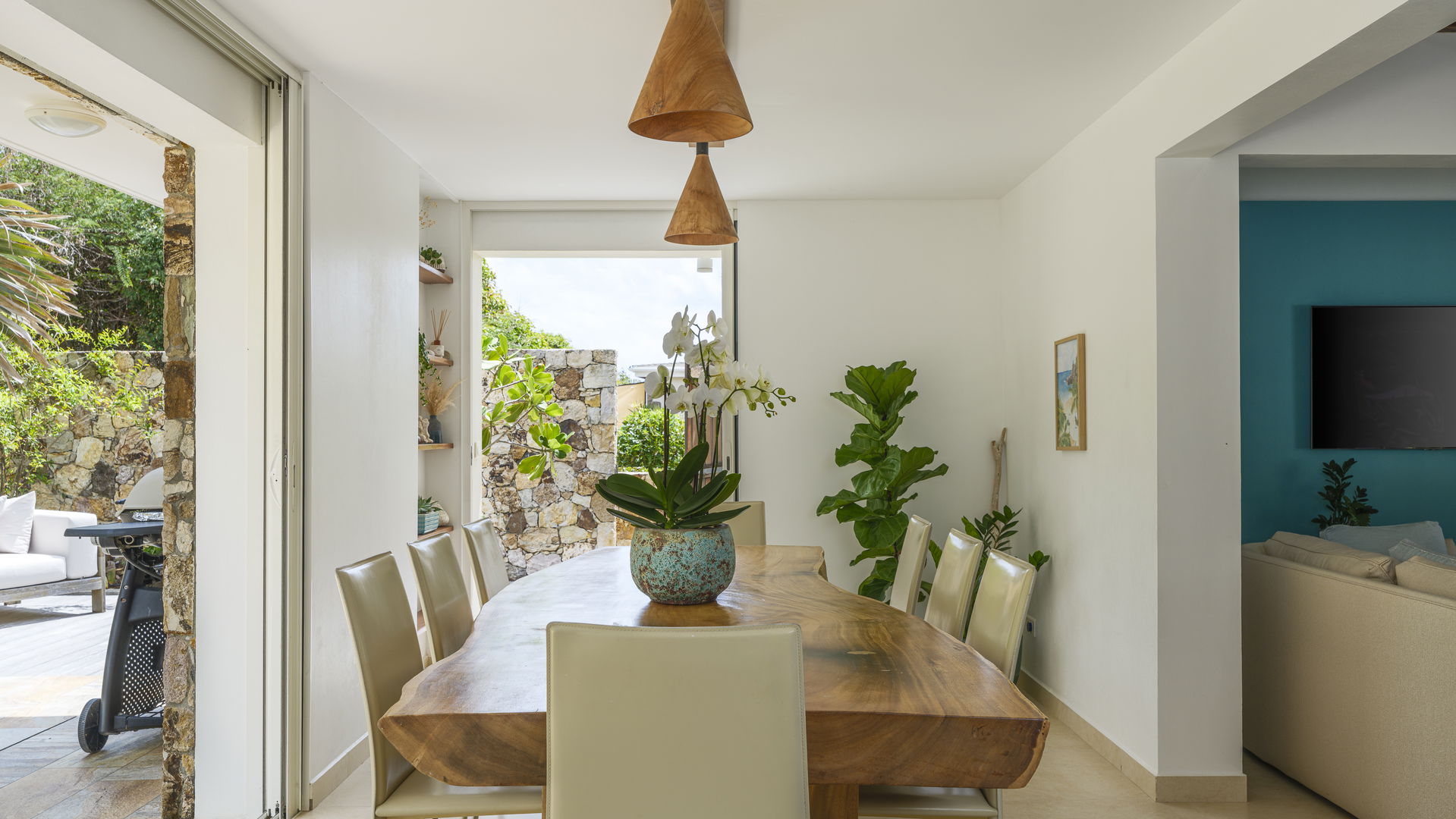 KITCHEN & DINING AREA