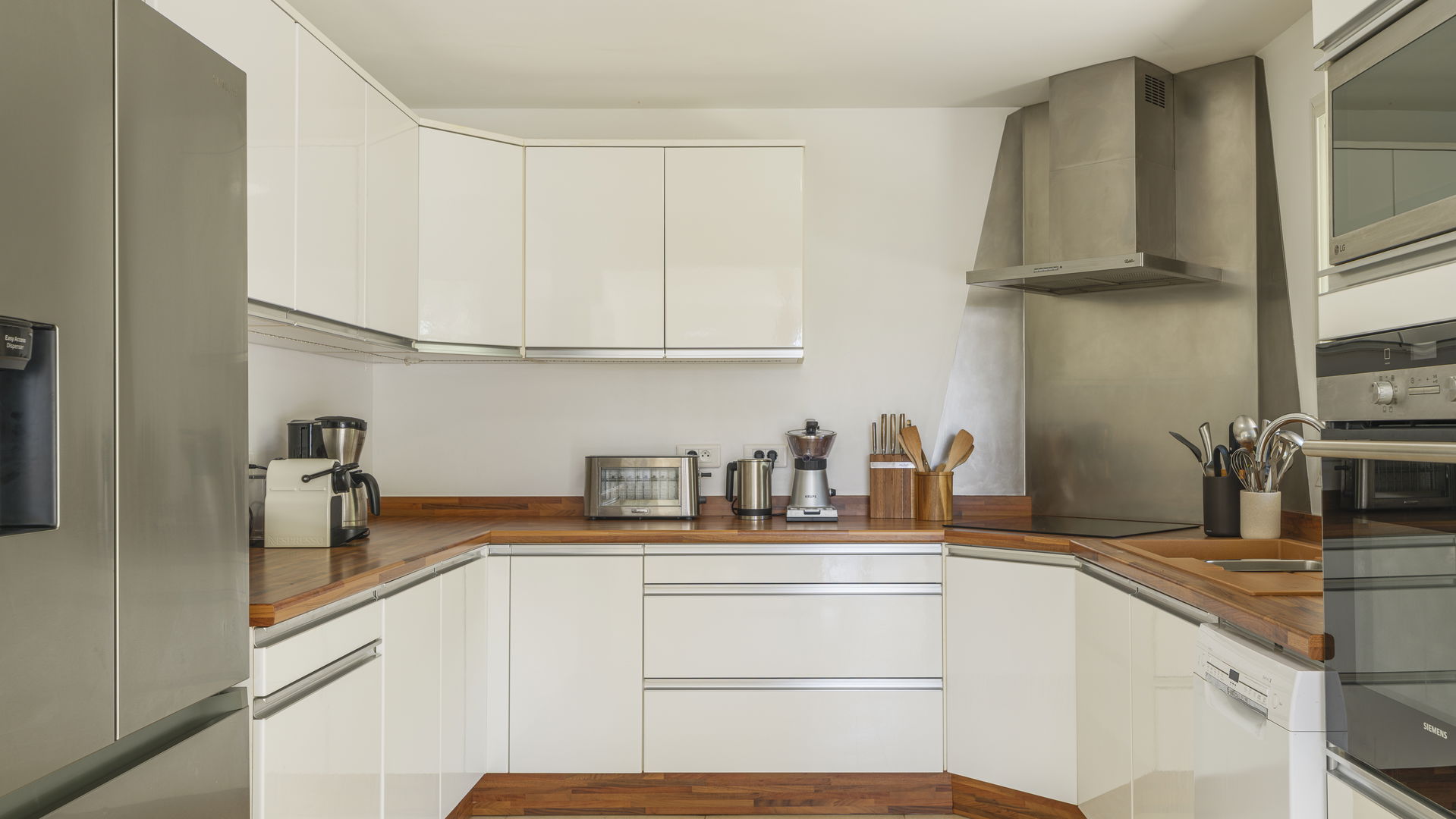 KITCHEN & DINING AREA