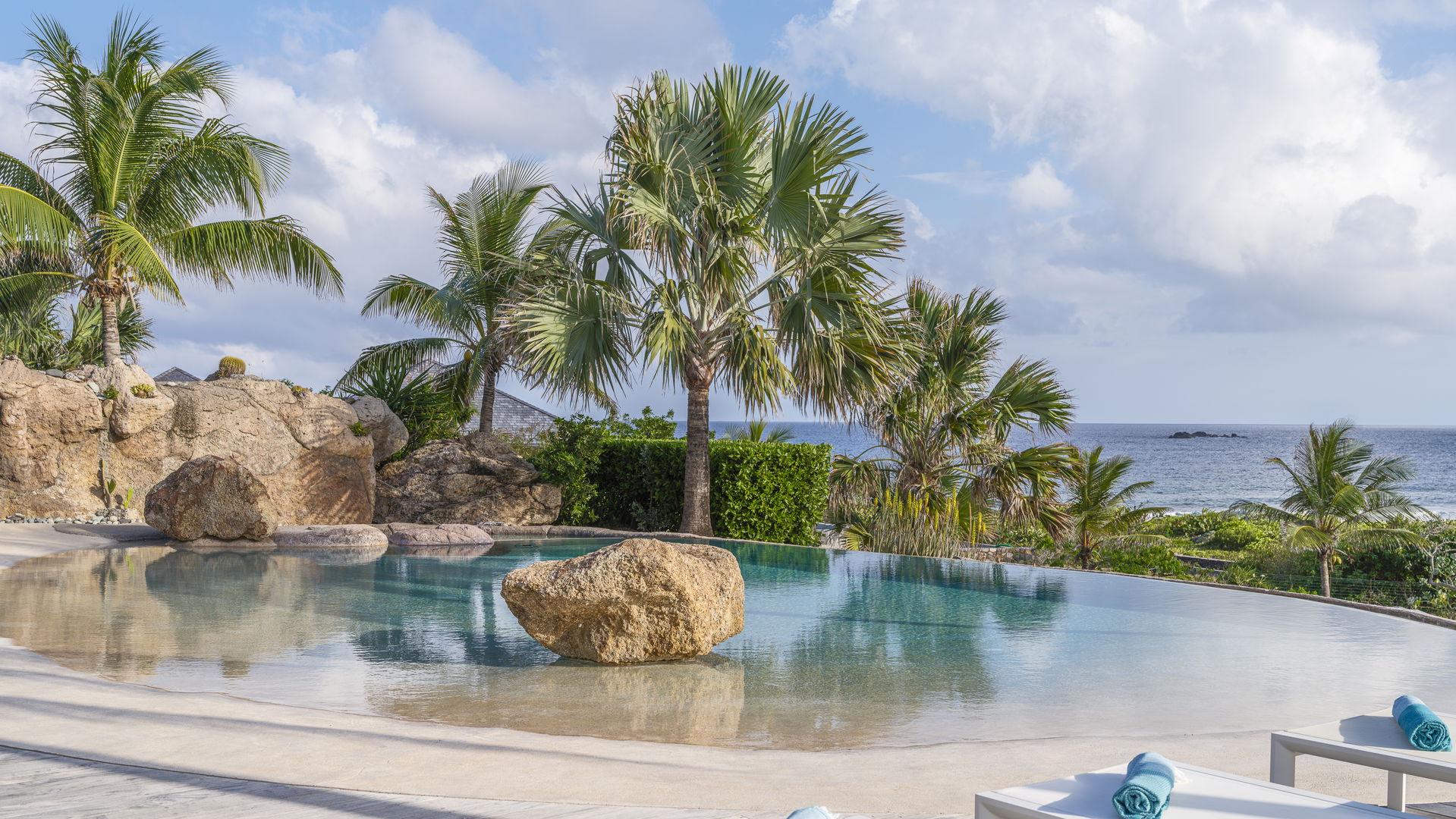 POOL & TERRACE