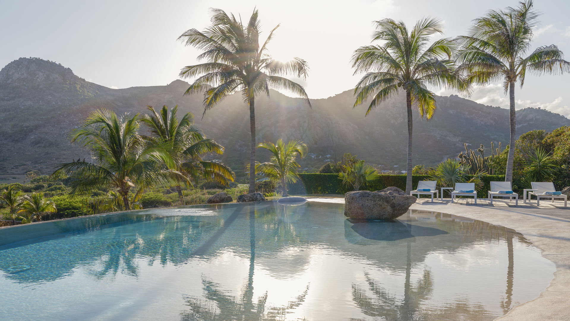 POOL & TERRACE