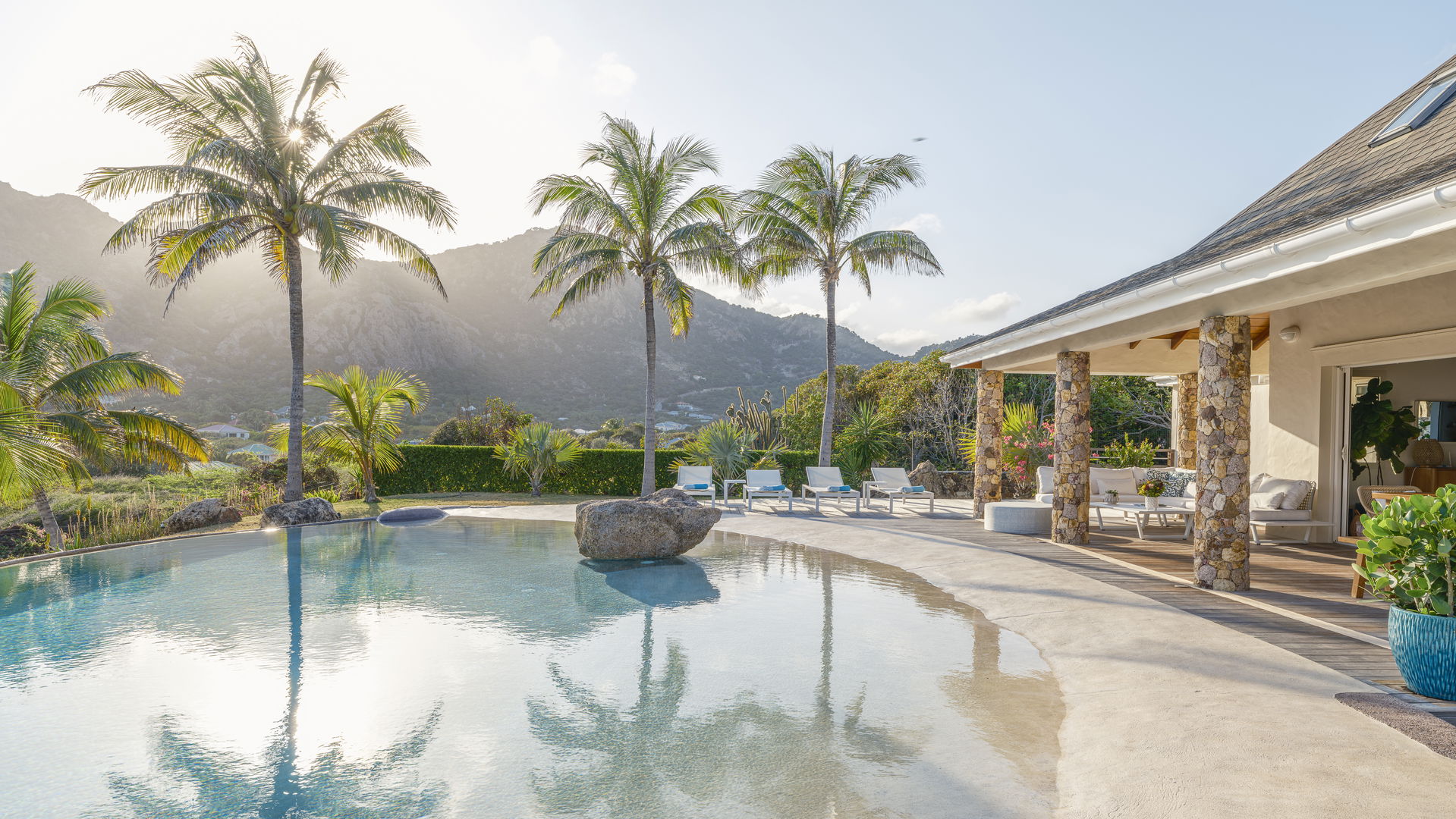 POOL & TERRACE