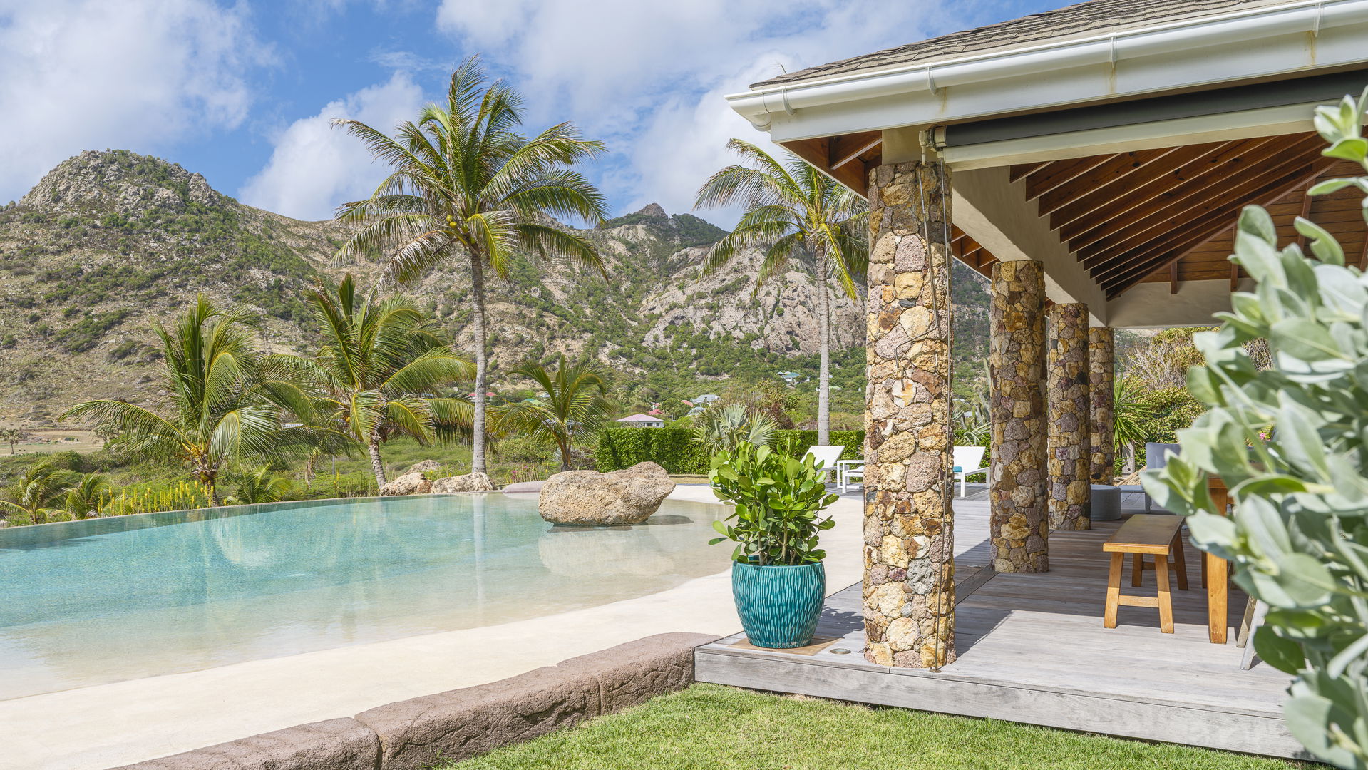 POOL & TERRACE