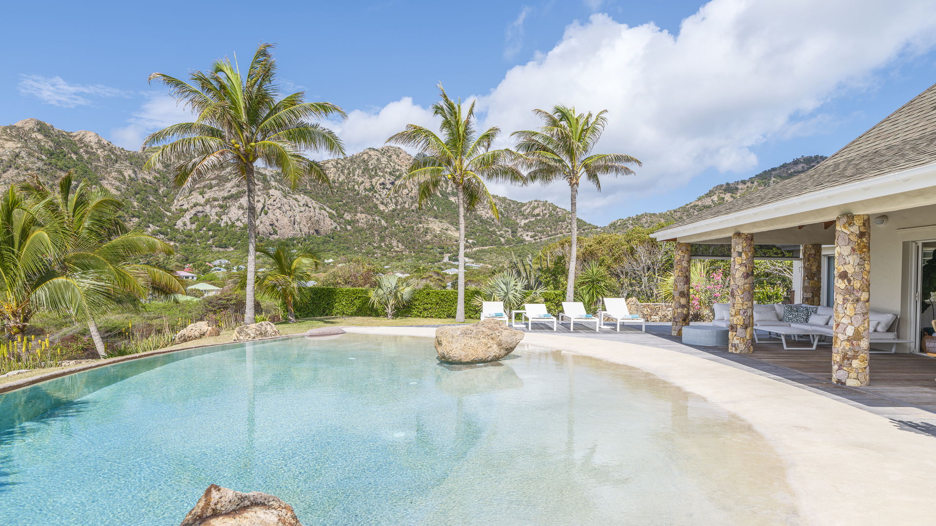 POOL & TERRACE