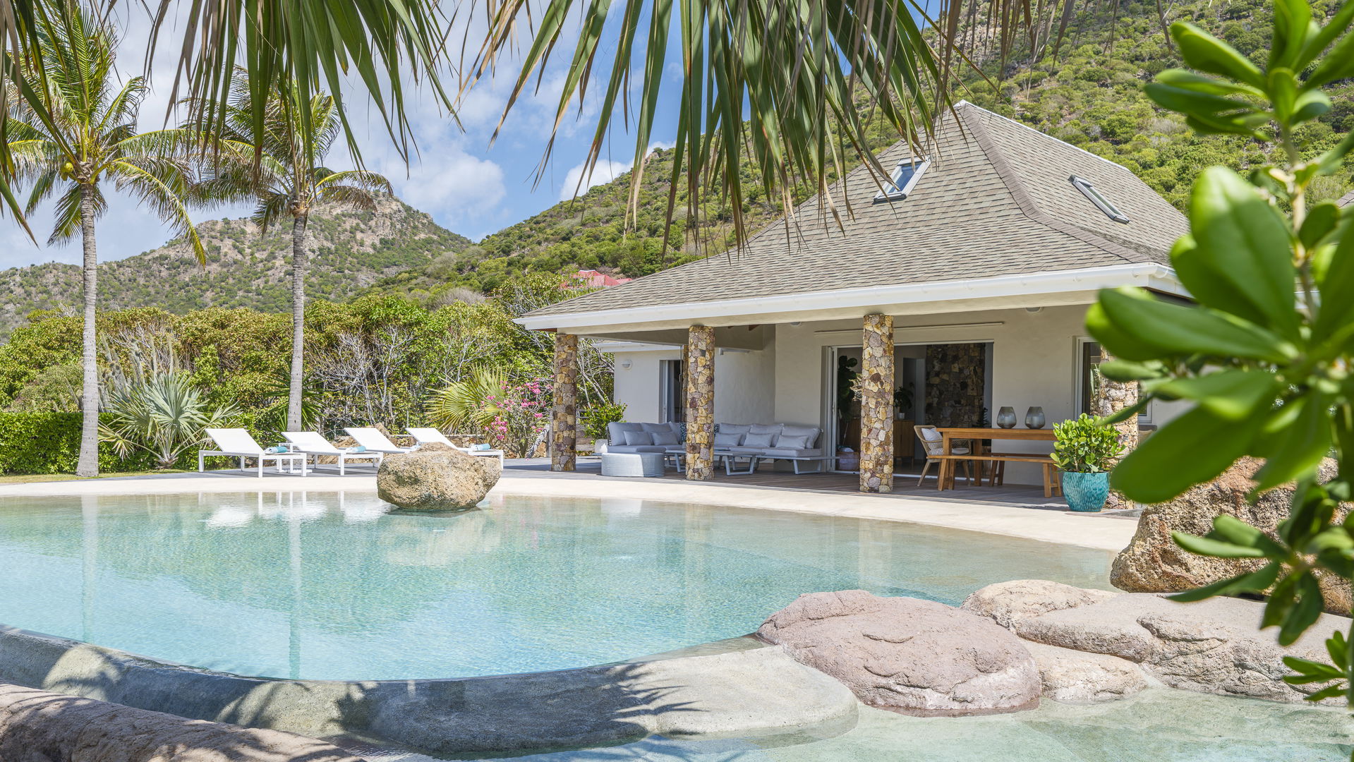 POOL & TERRACE