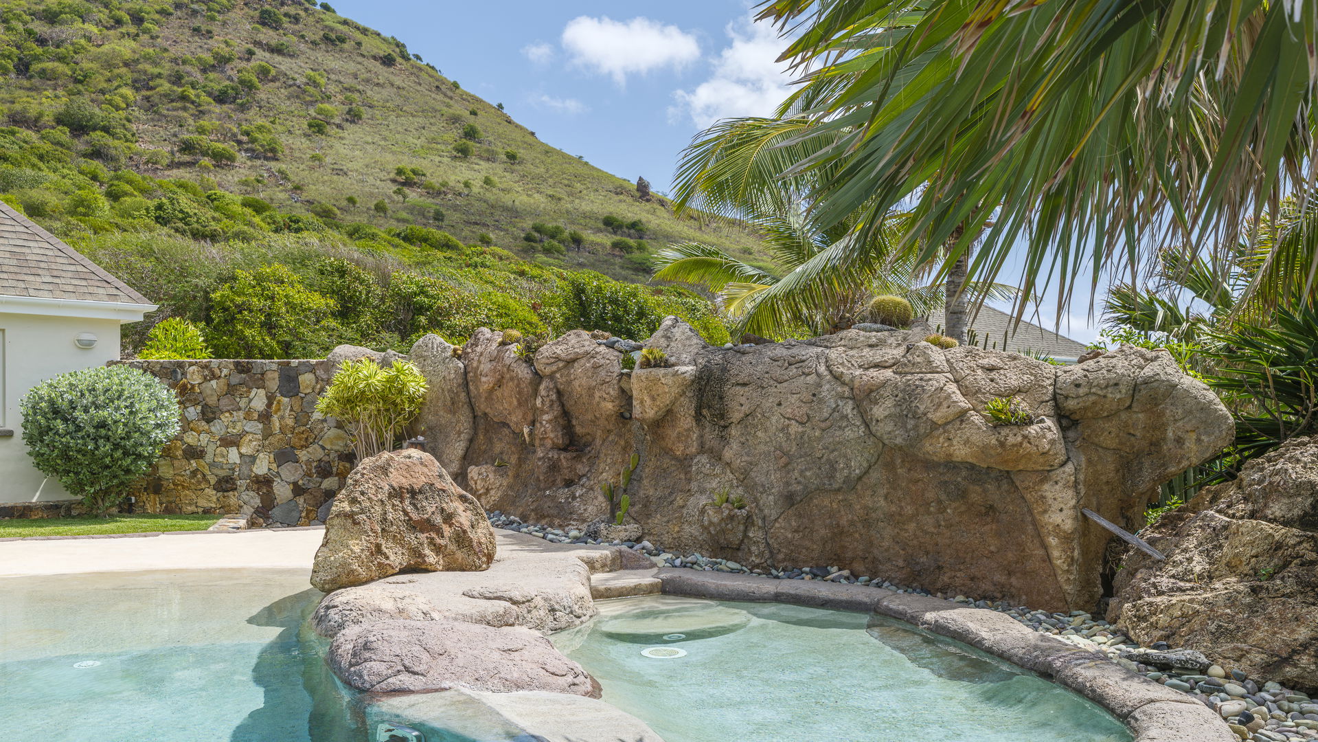 POOL & TERRACE