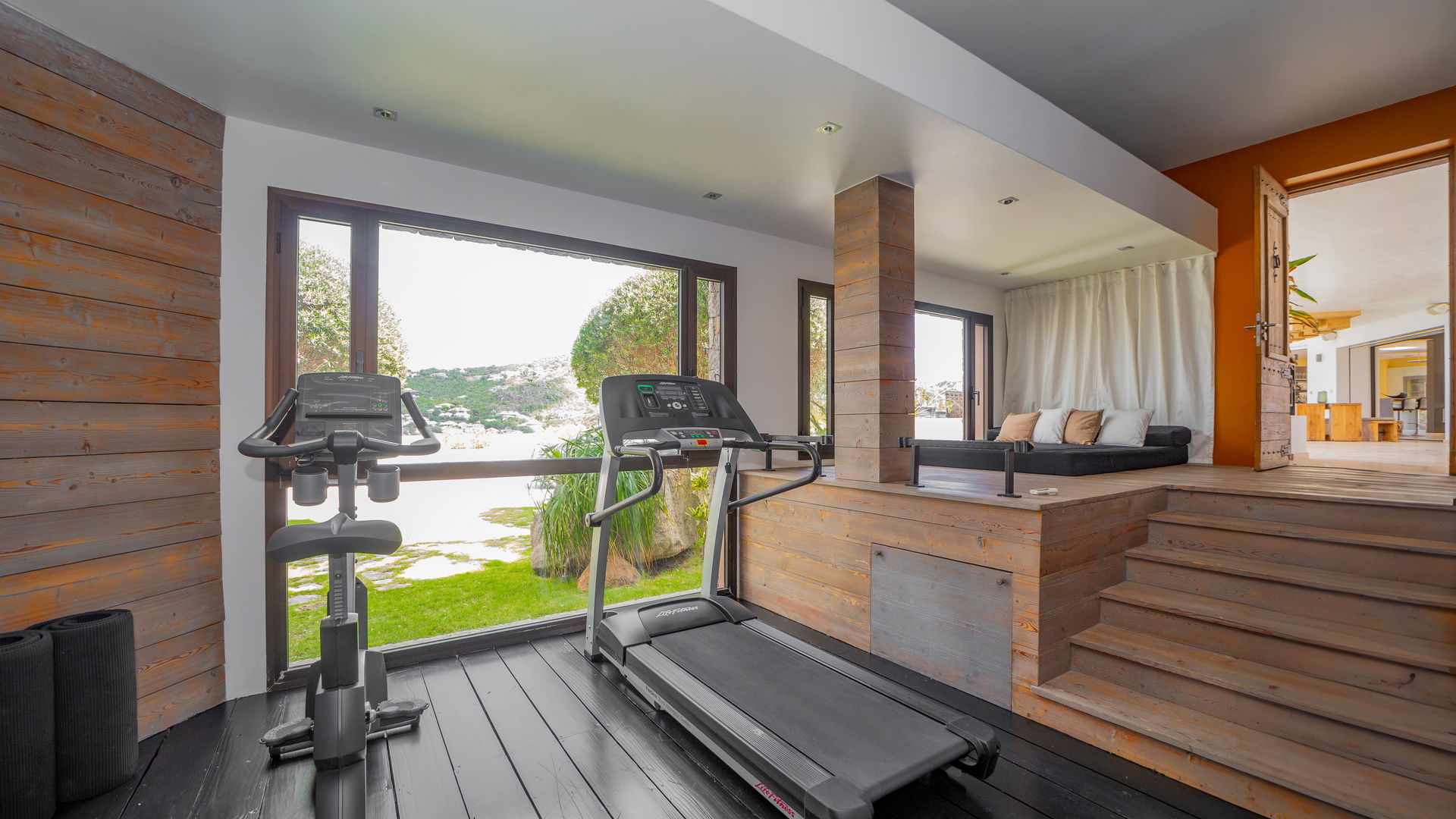 FITNESS ROOM
