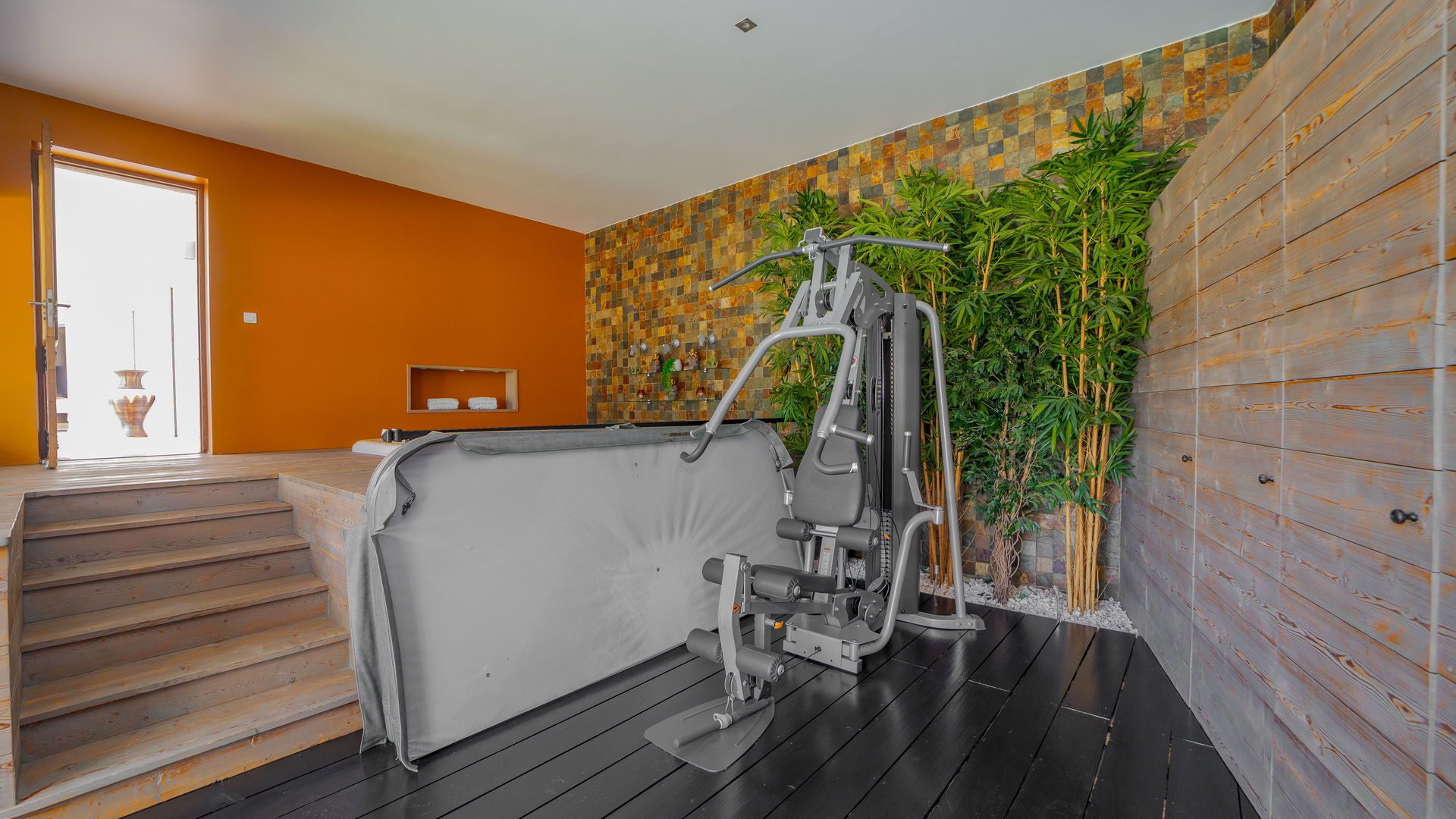 FITNESS ROOM