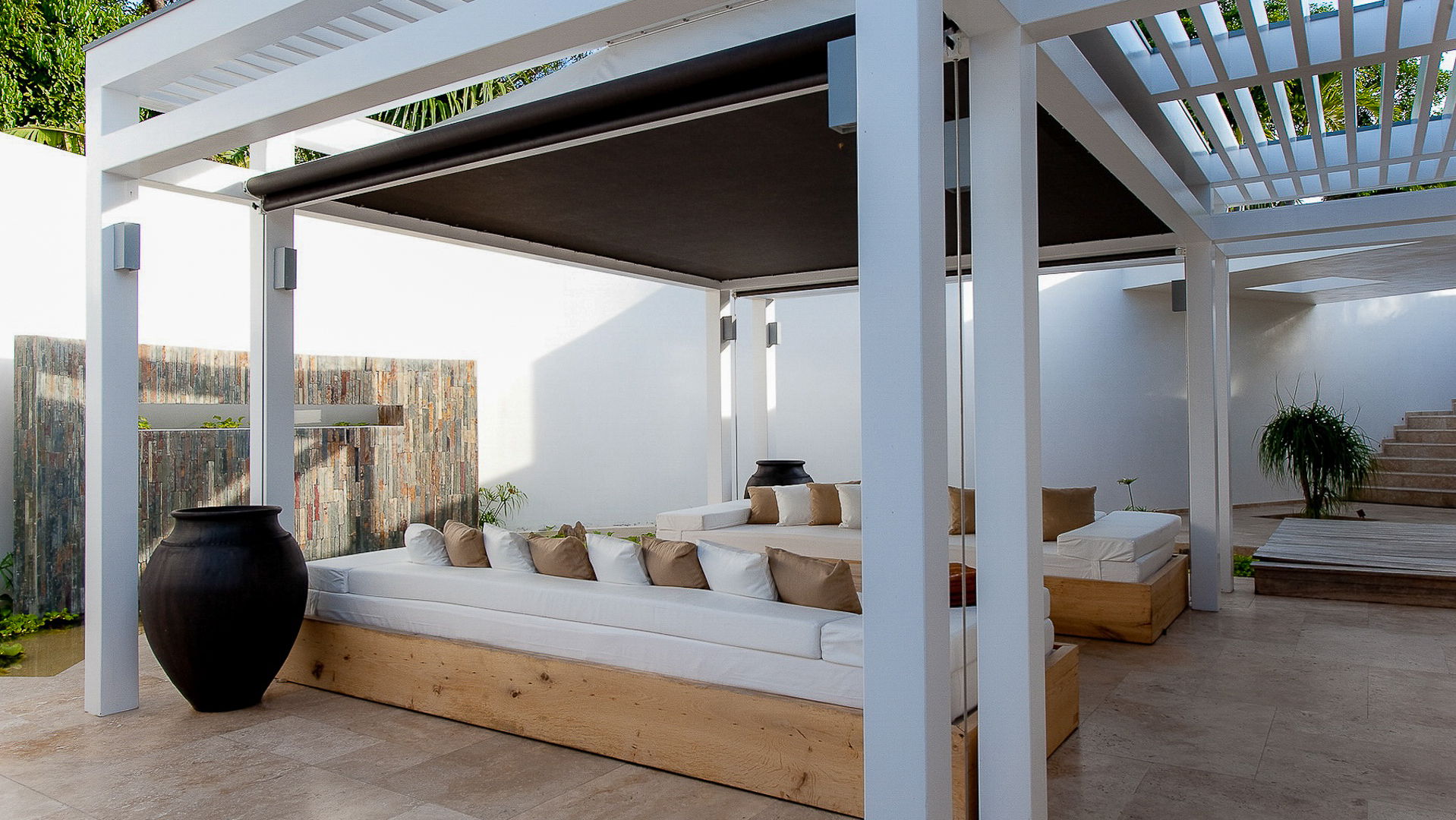 OUTDOOR LOUNGE AREA