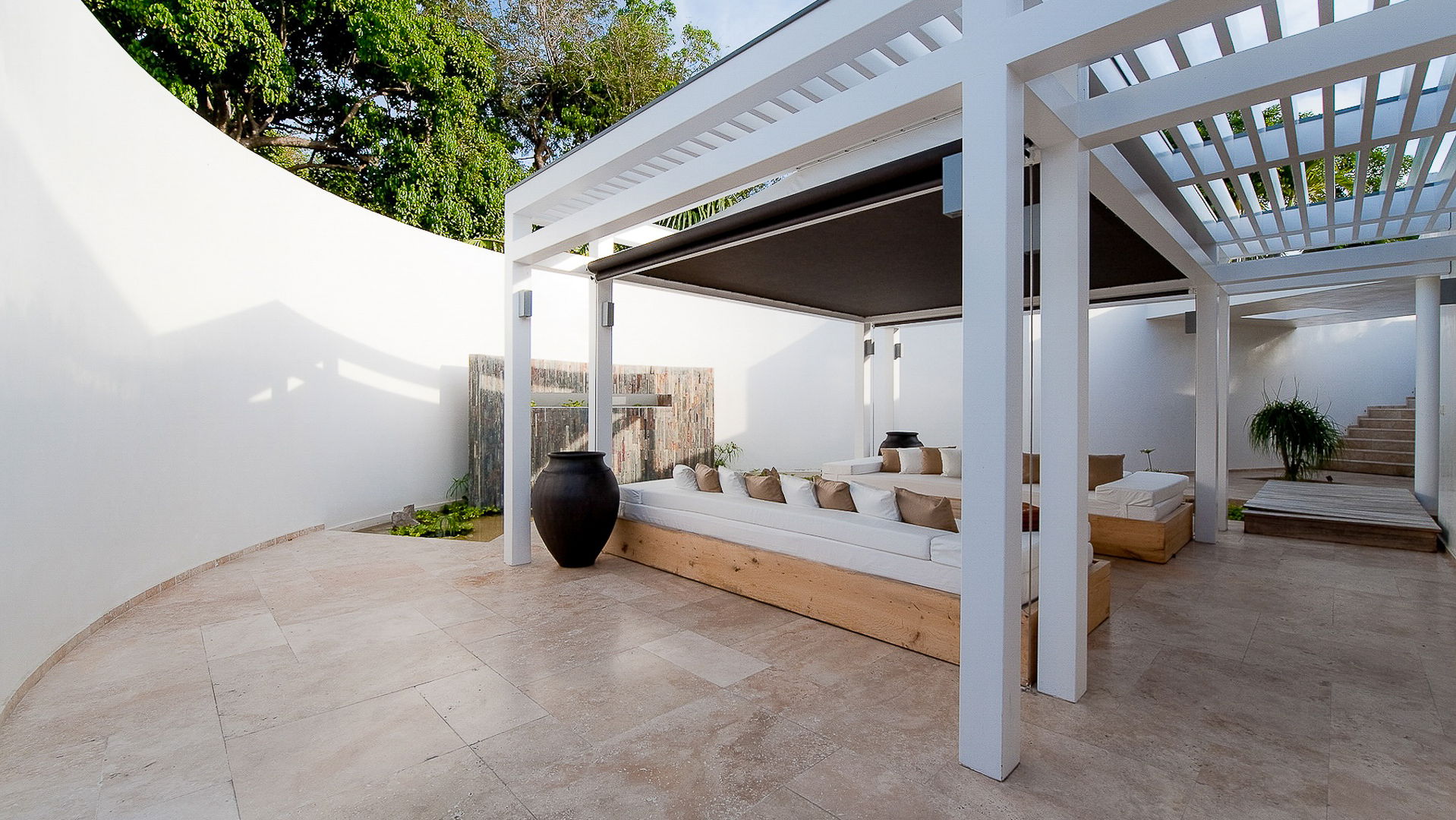 OUTDOOR LOUNGE AREA