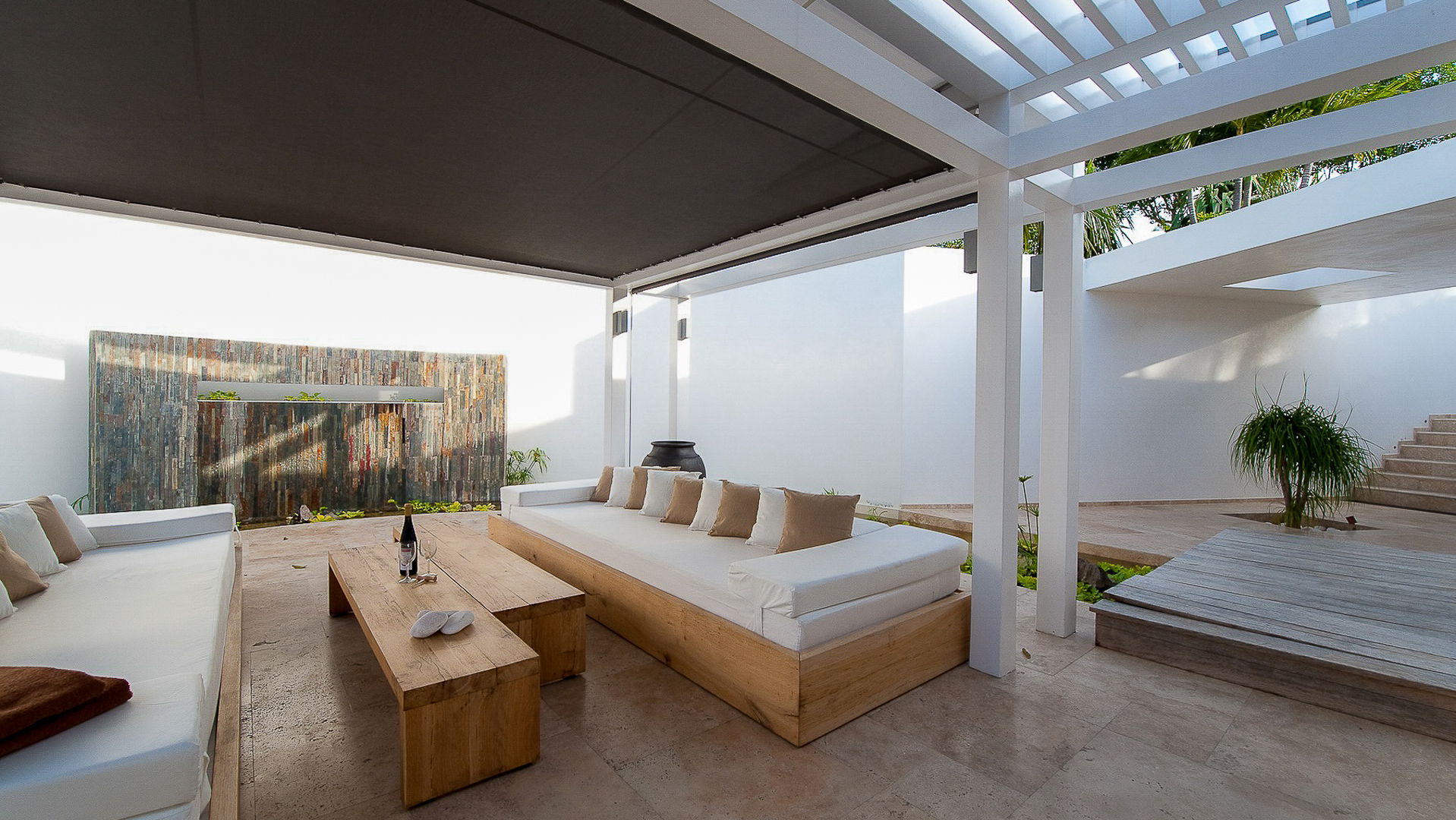 OUTDOOR LOUNGE AREA