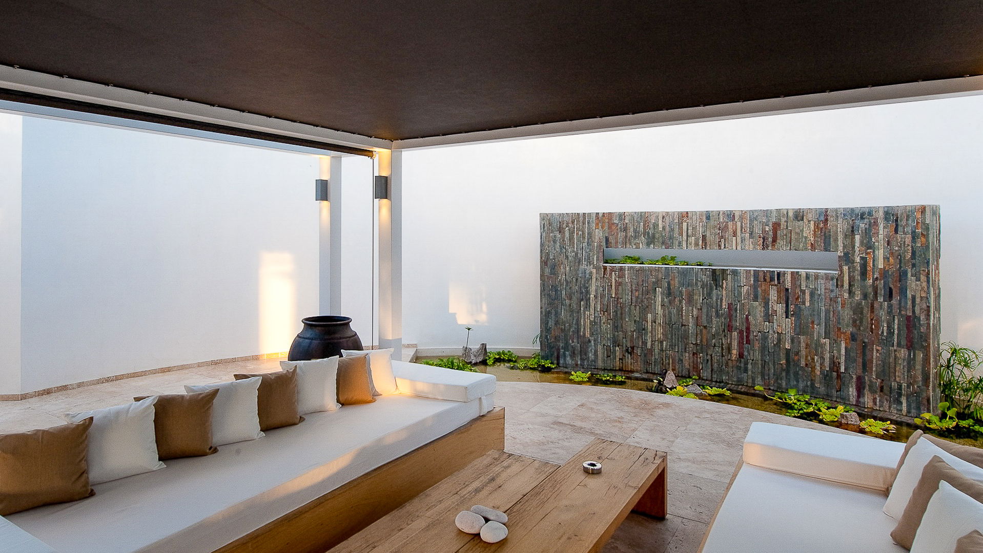 OUTDOOR LOUNGE AREA