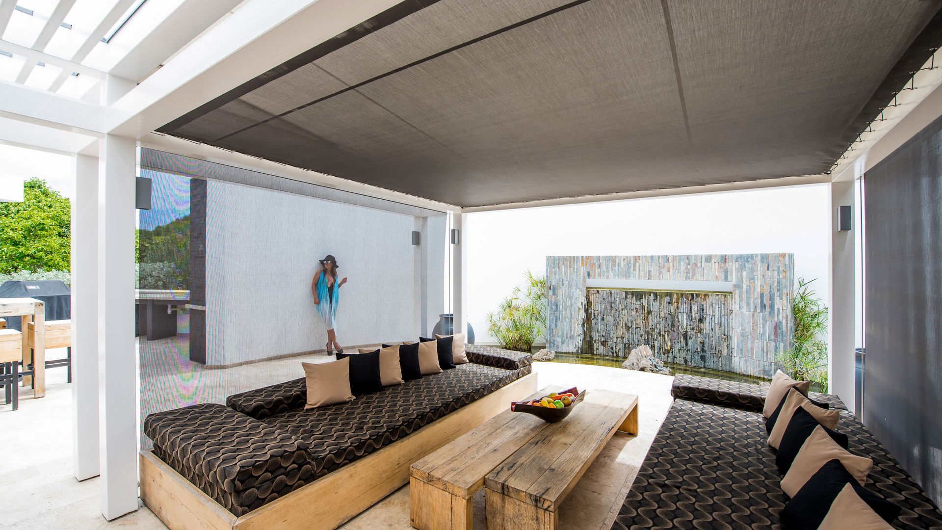 OUTDOOR LOUNGE AREA