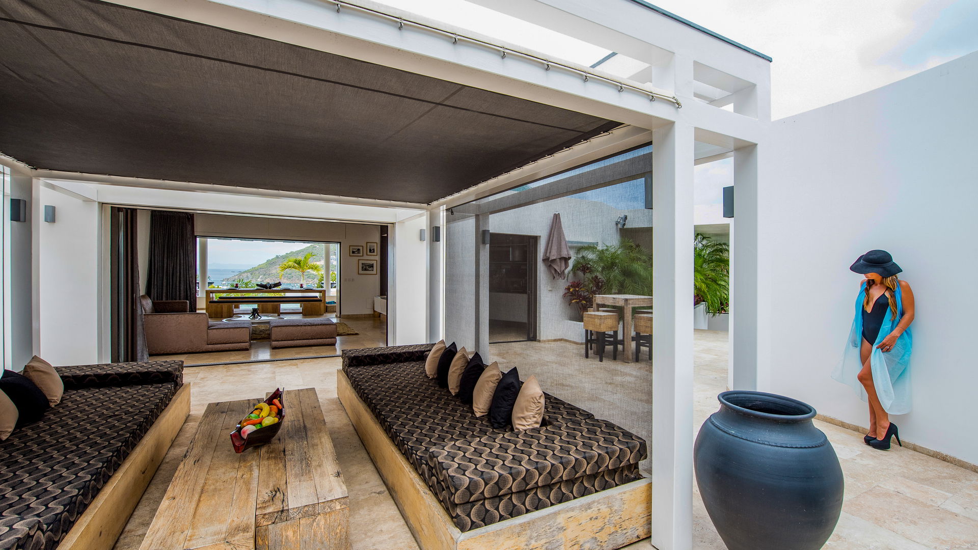 OUTDOOR LOUNGE AREA