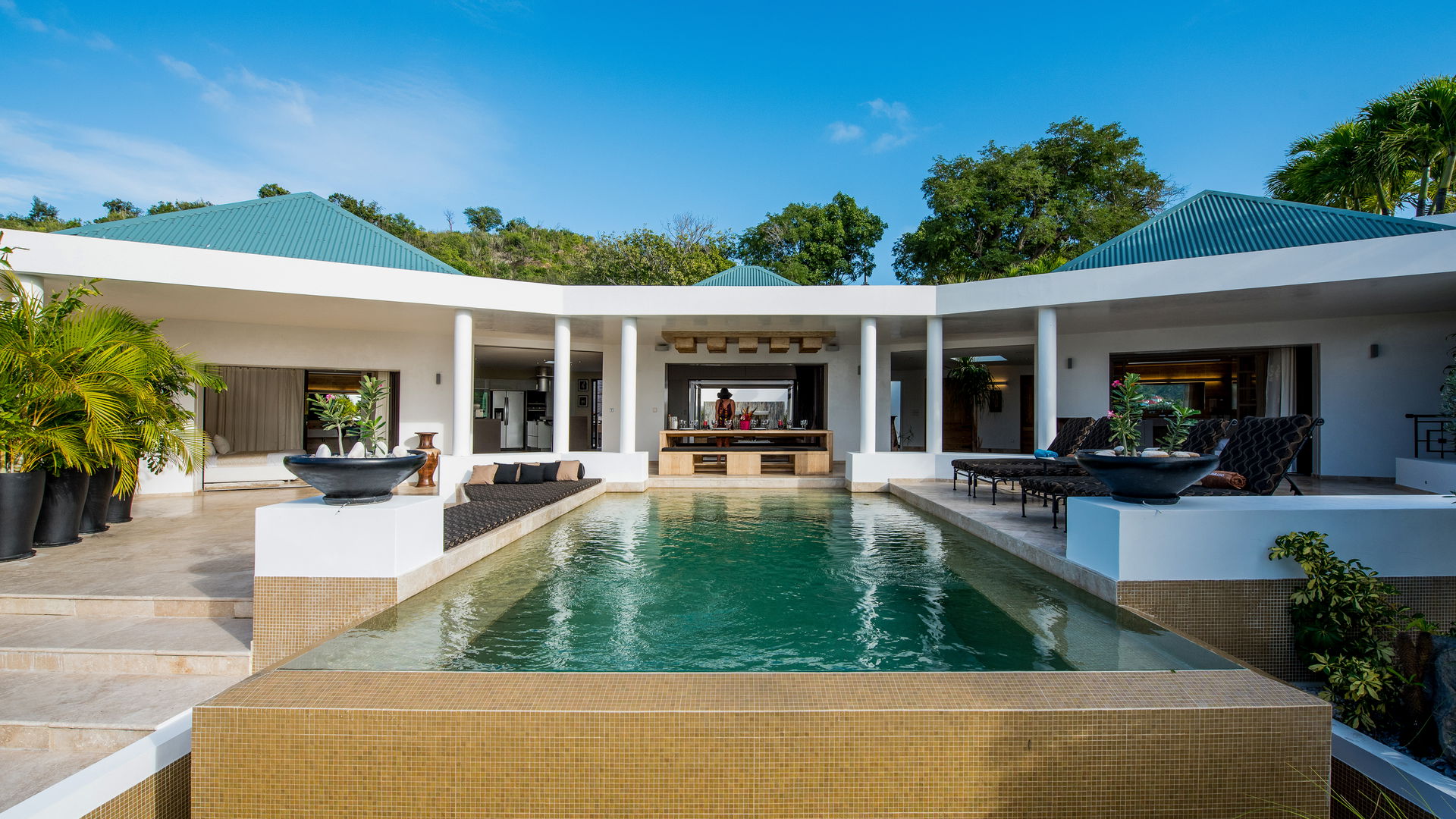 POOL & TERRACE