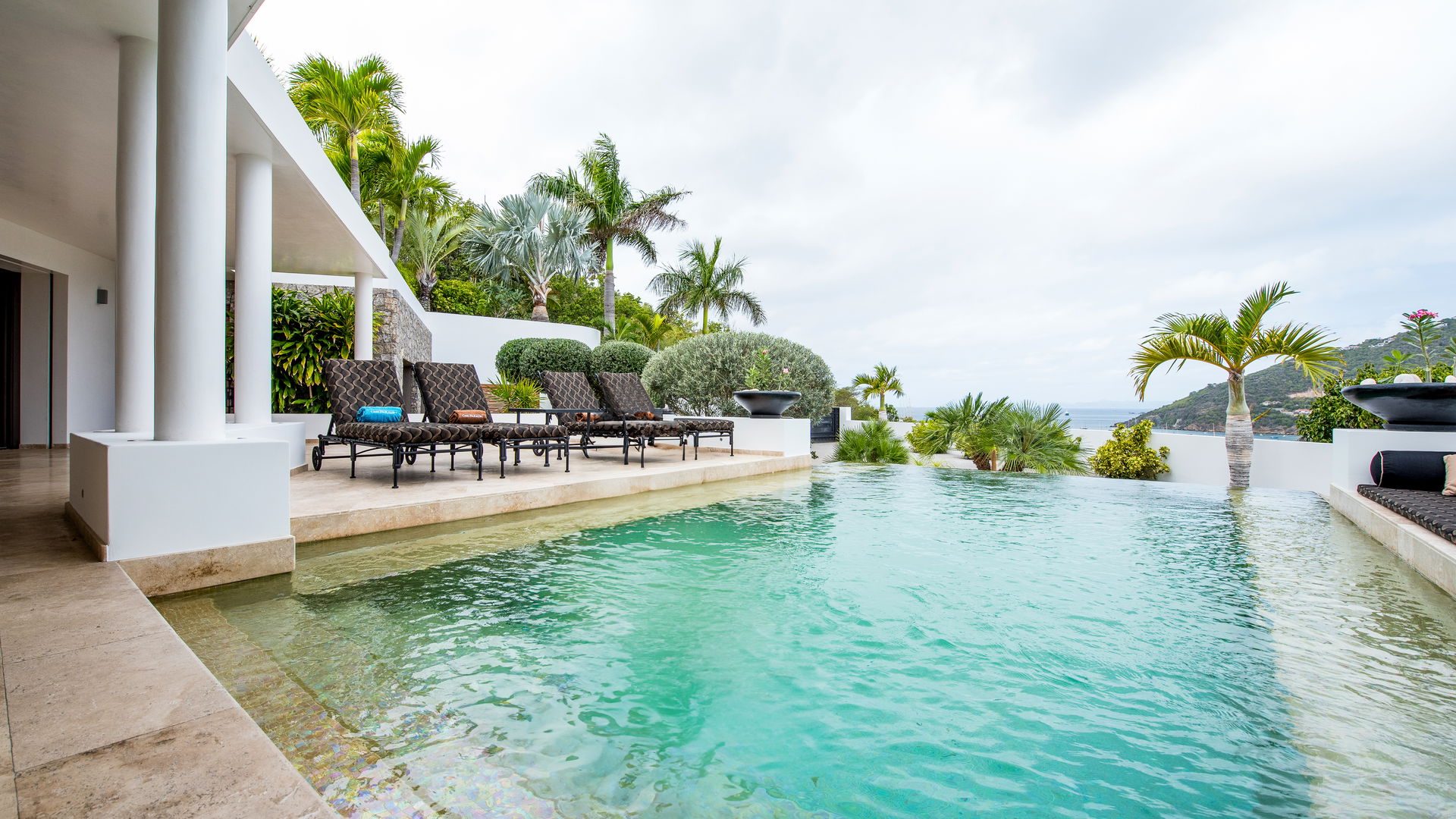 POOL & TERRACE