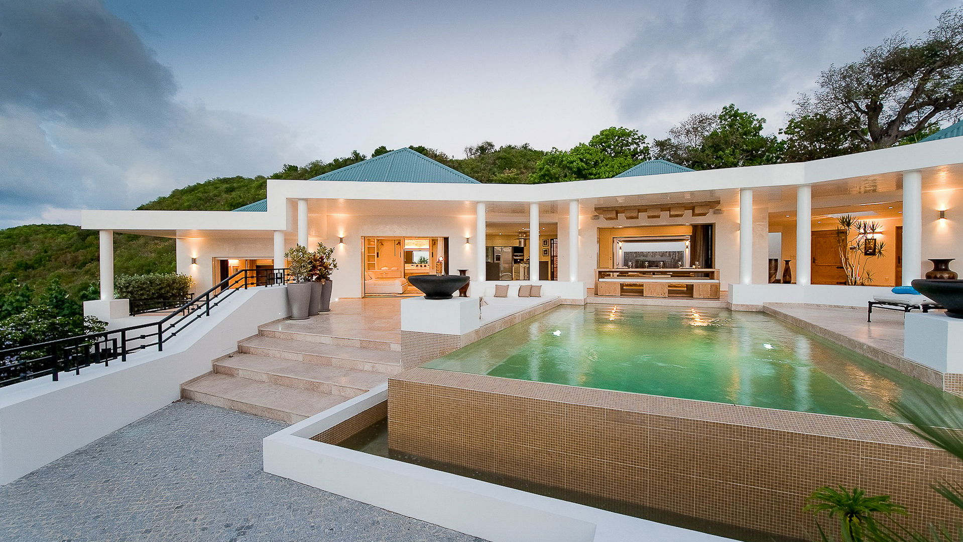 POOL & TERRACE