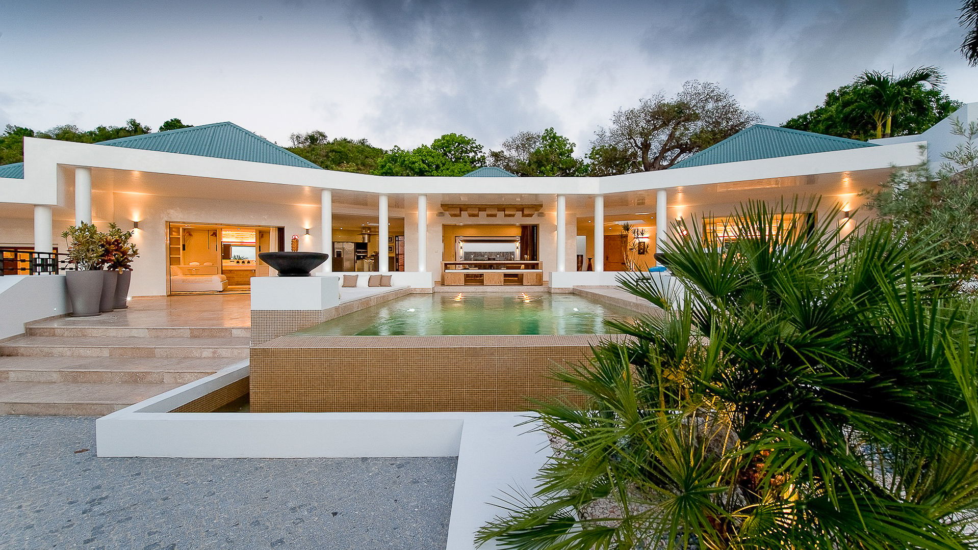 POOL & TERRACE