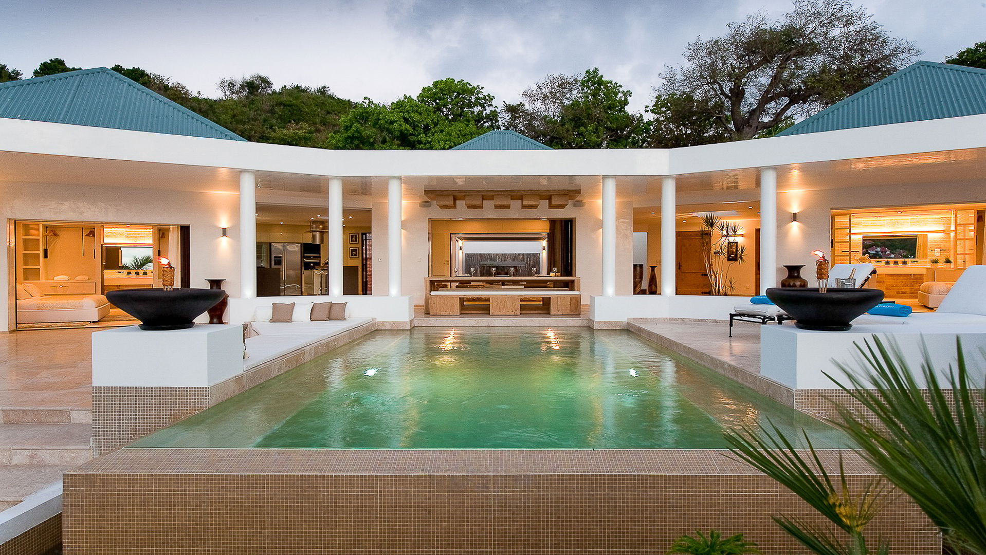 POOL & TERRACE