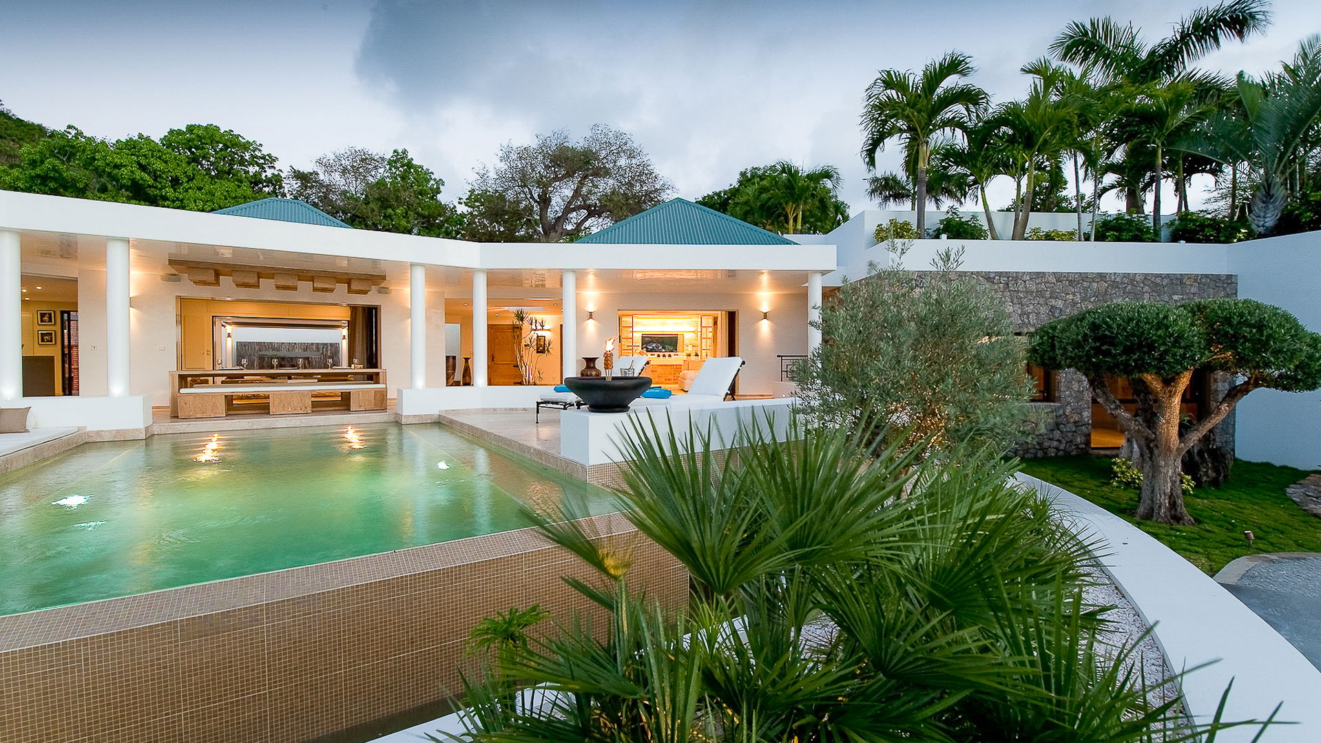 POOL & TERRACE
