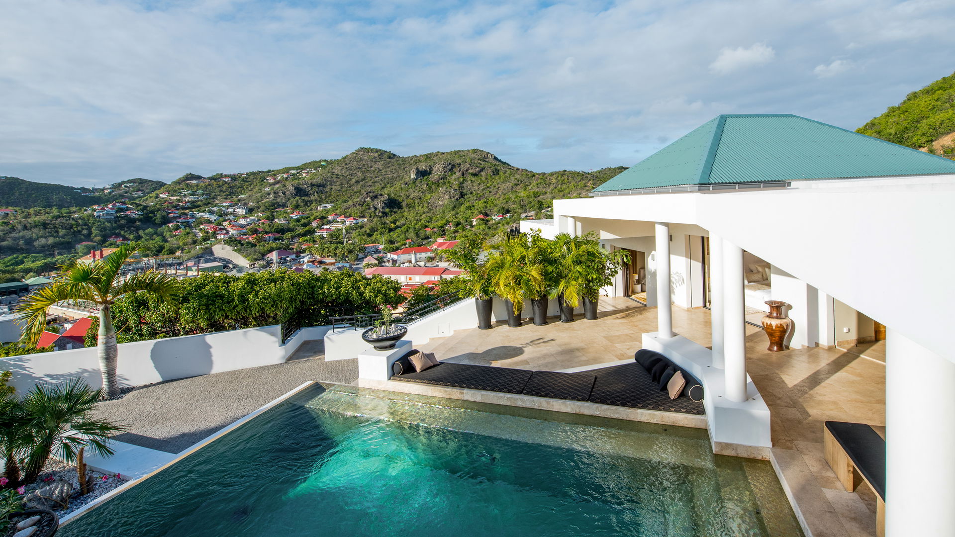 POOL & TERRACE