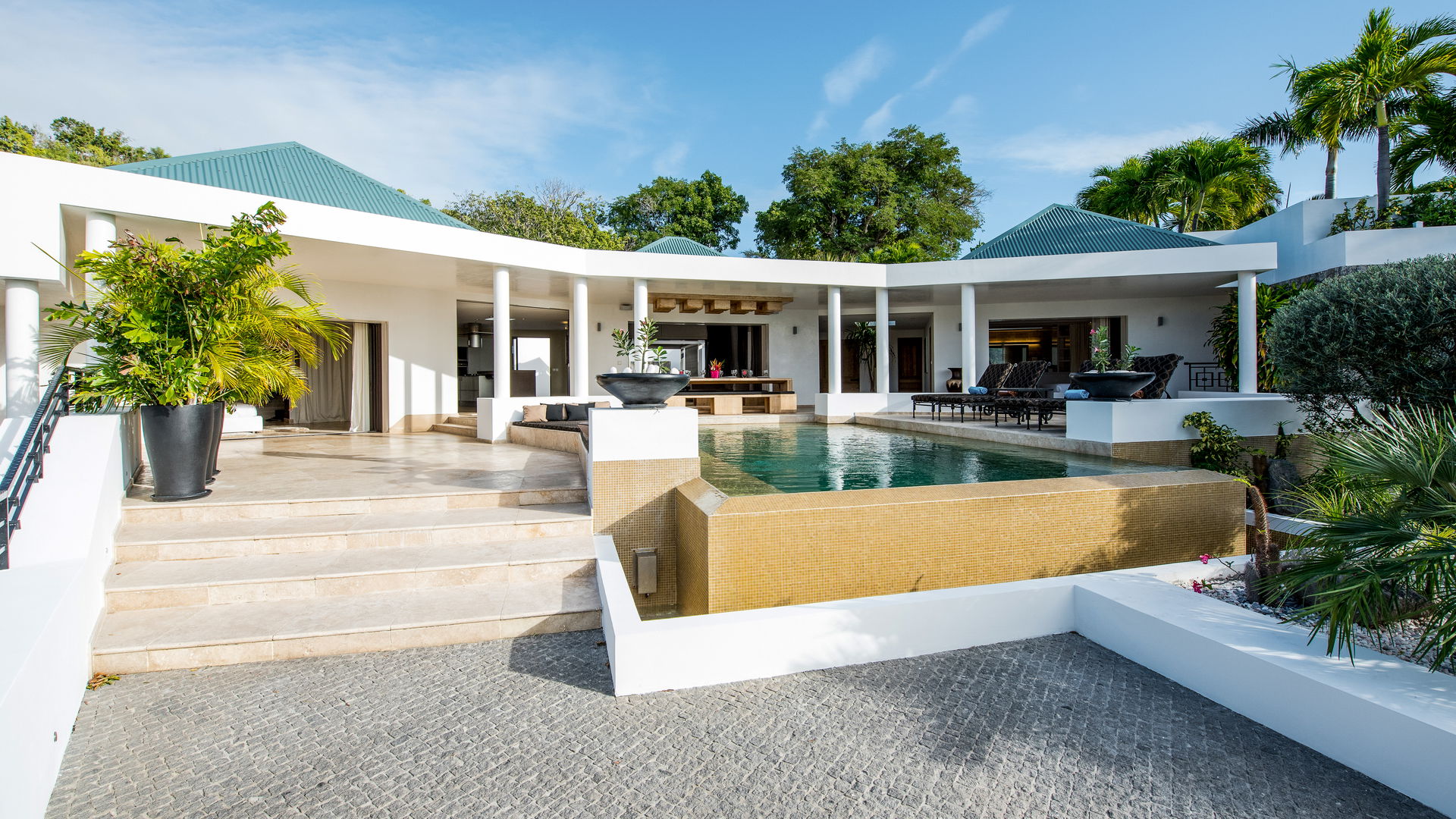 POOL & TERRACE