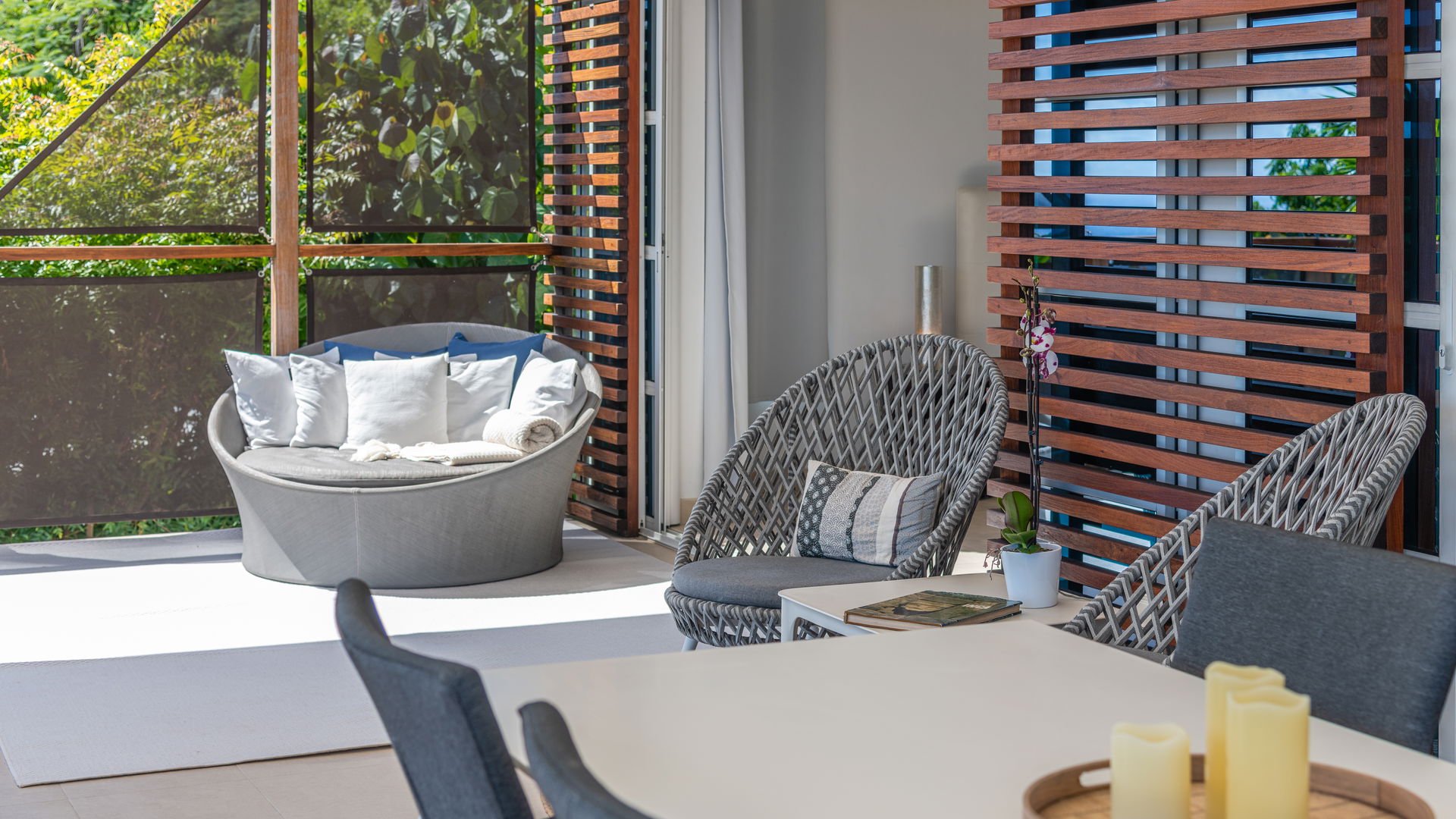 KITCHEN & DINING AREA