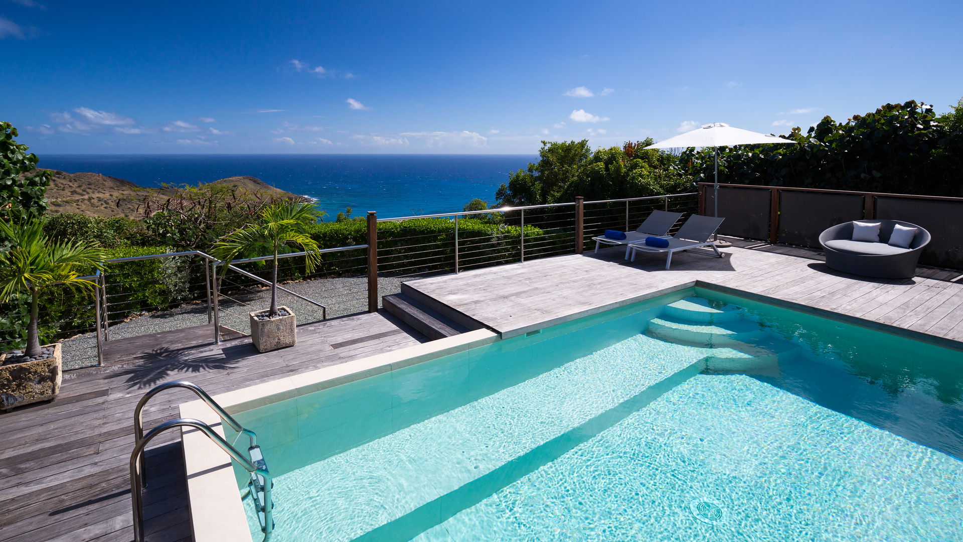 POOL & TERRACE