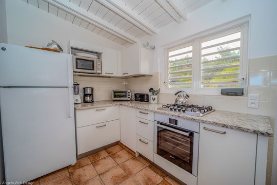VILLA LES CAZES KITCHEN & DINING AREA 10