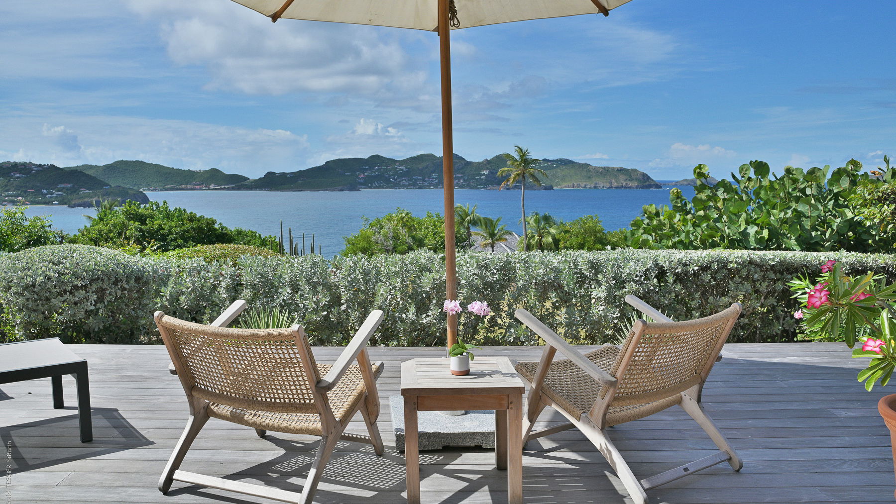 OUTDOOR LOUNGE AREA
