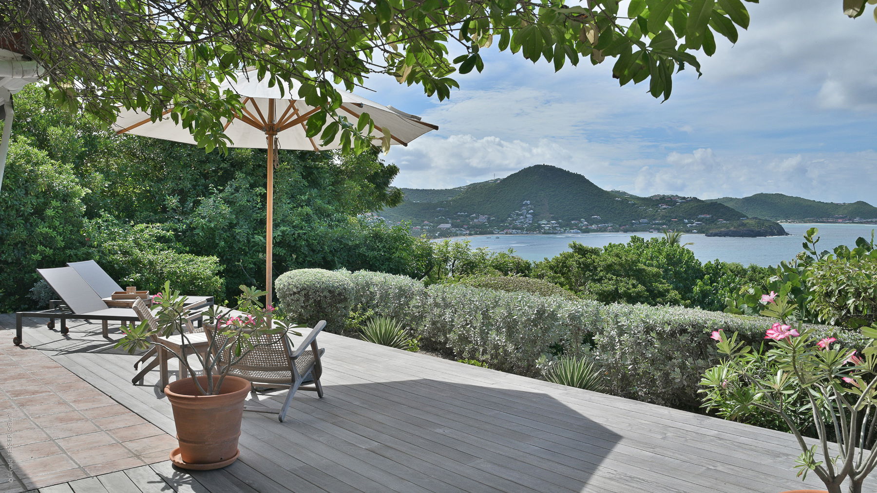 OUTDOOR LOUNGE AREA