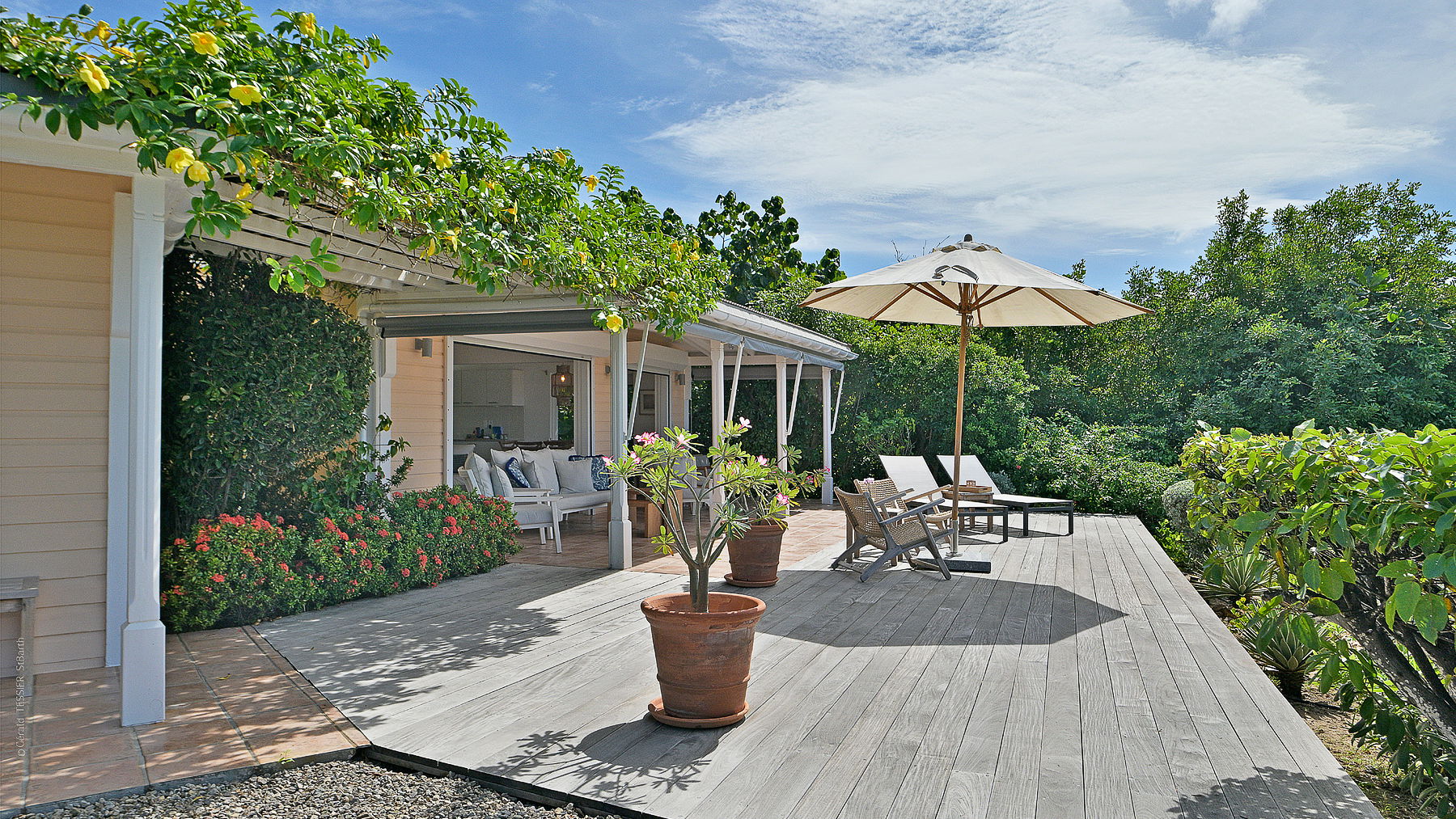 OUTDOOR LOUNGE AREA
