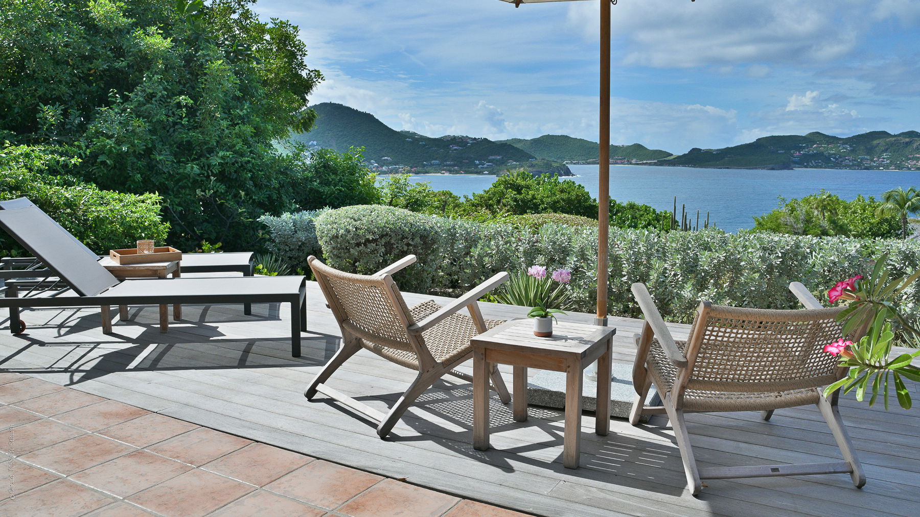 OUTDOOR LOUNGE AREA