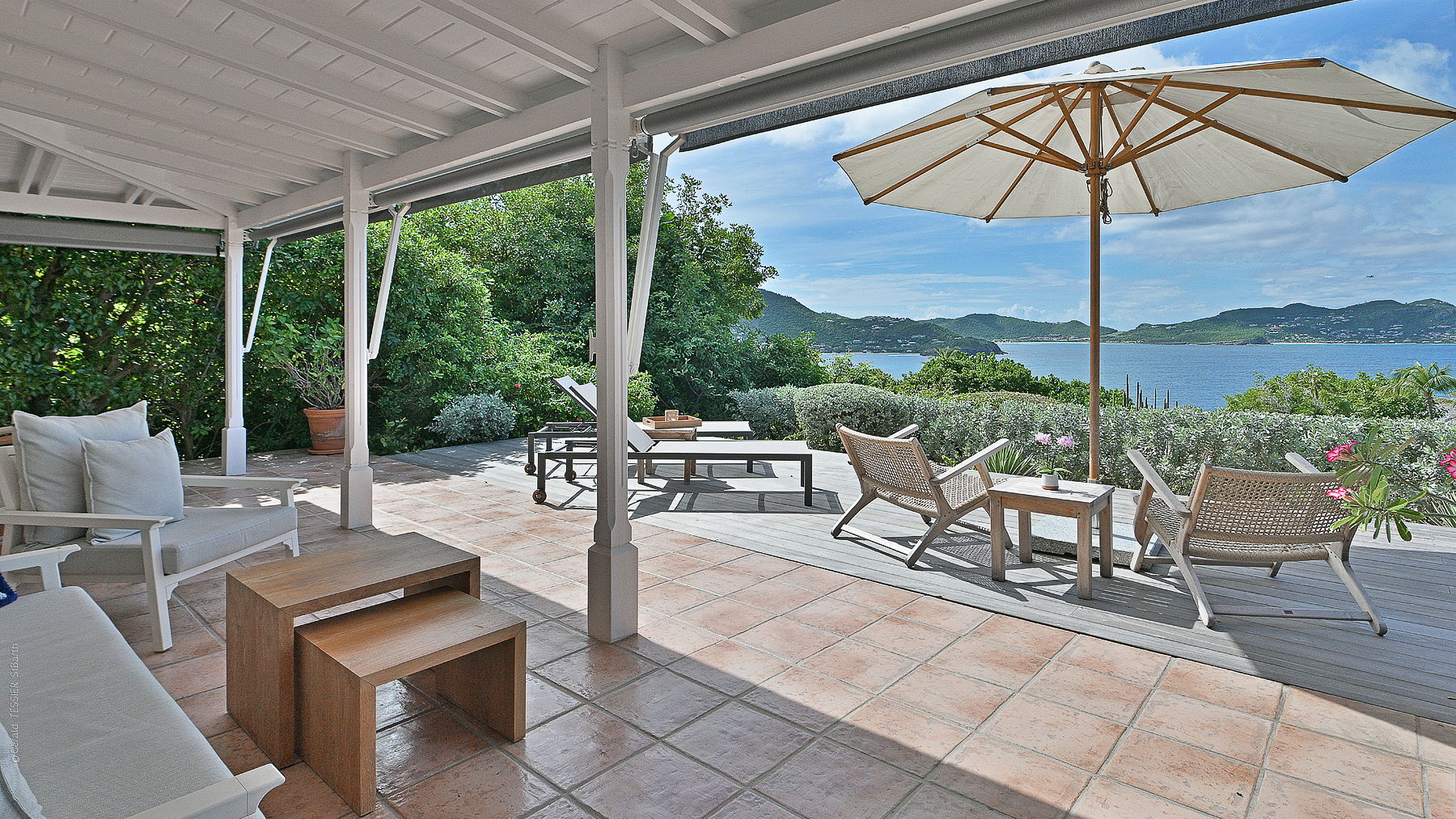 OUTDOOR LOUNGE AREA