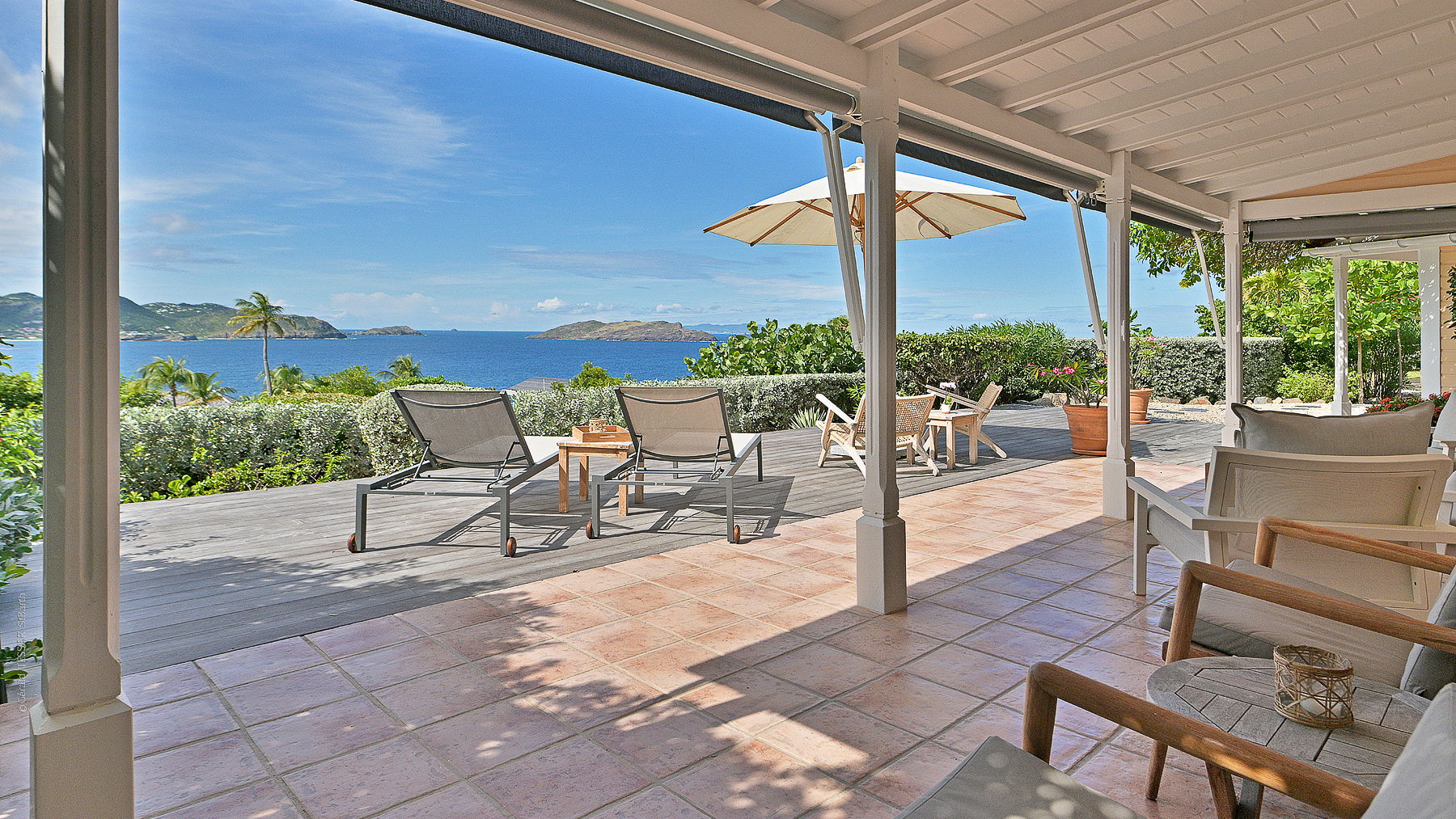 OUTDOOR LOUNGE AREA