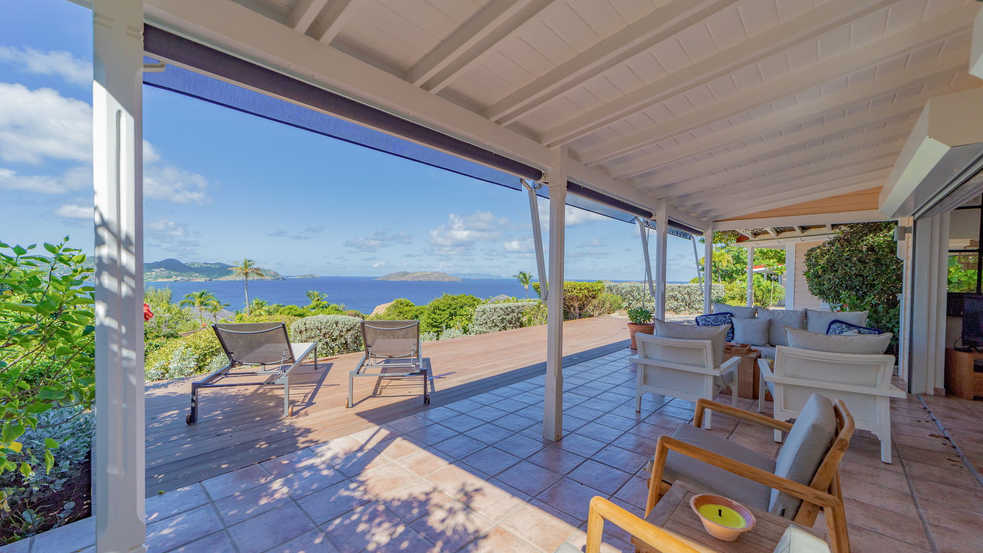 OUTDOOR LOUNGE AREA