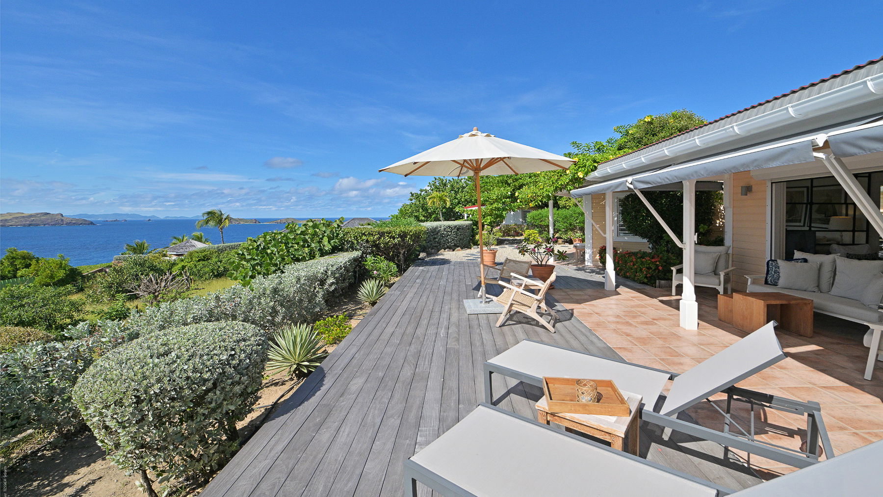 OUTDOOR LOUNGE AREA