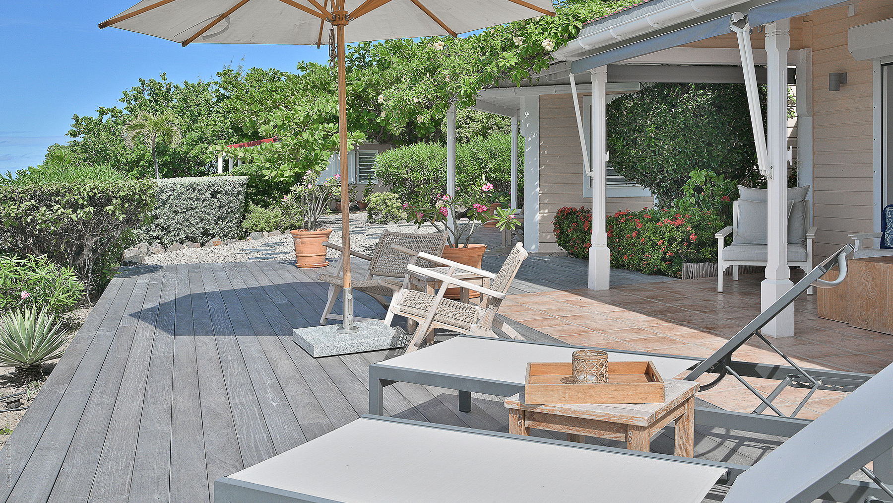OUTDOOR LOUNGE AREA