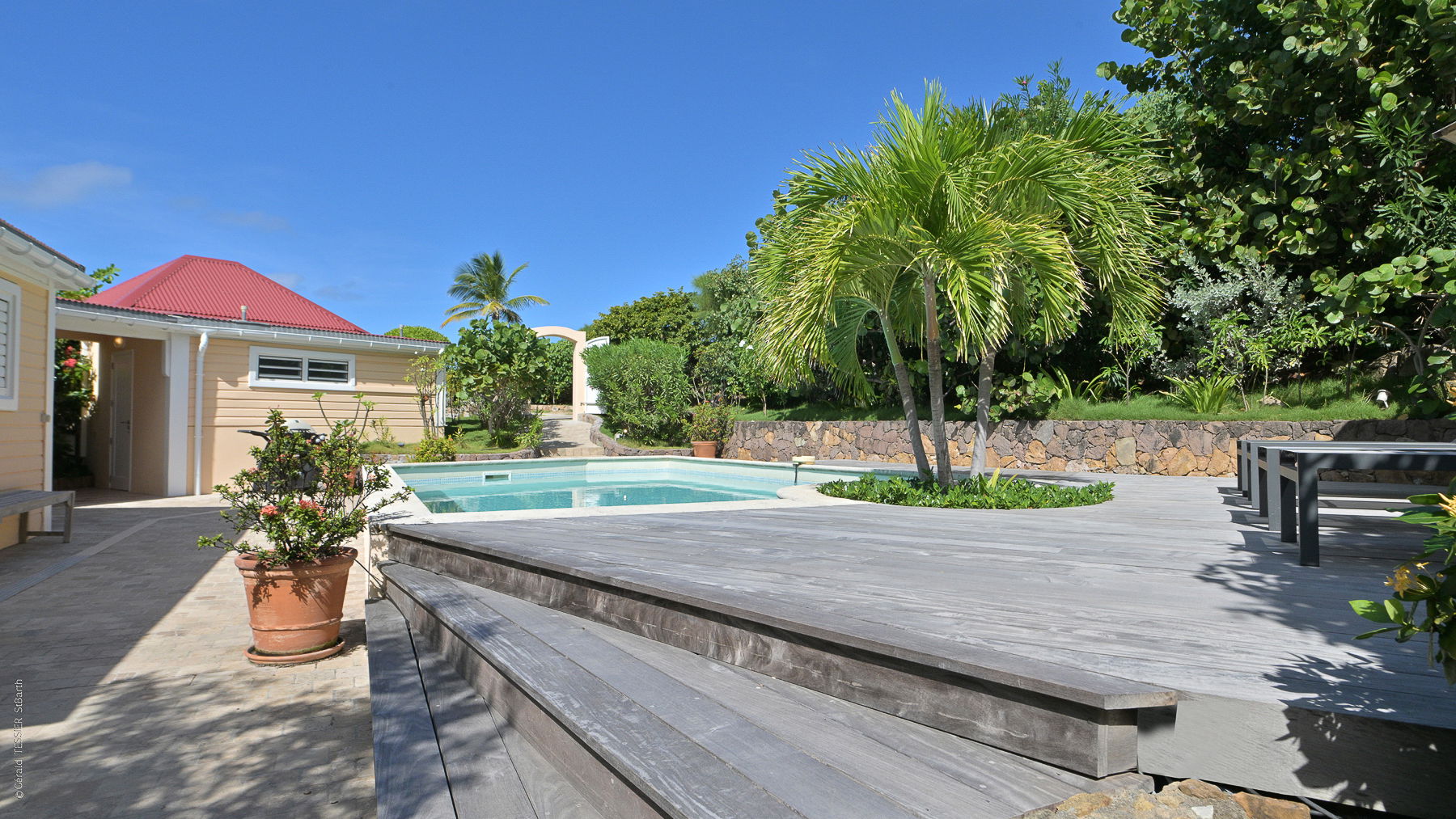 POOL & TERRACE