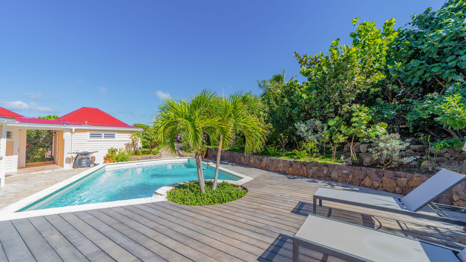 POOL & TERRACE