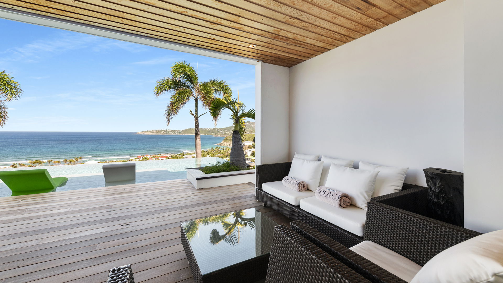 OUTDOOR LOUNGE AREAS