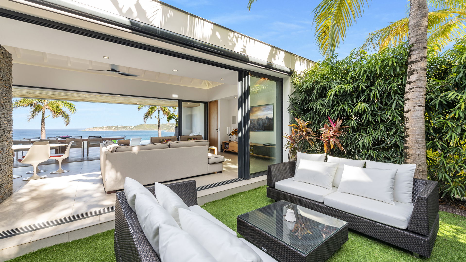 OUTDOOR LOUNGE AREAS