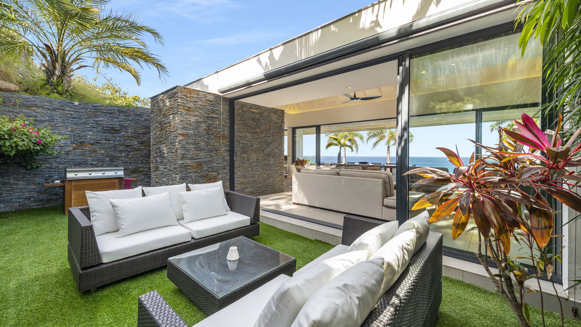 OUTDOOR LOUNGE AREAS