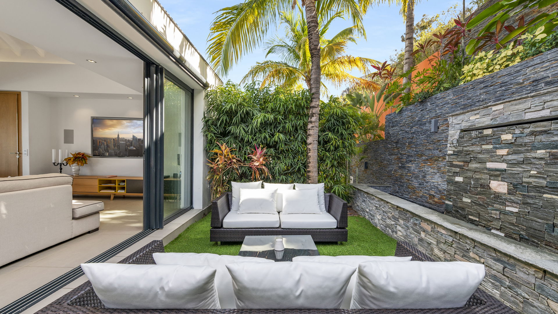 OUTDOOR LOUNGE AREAS