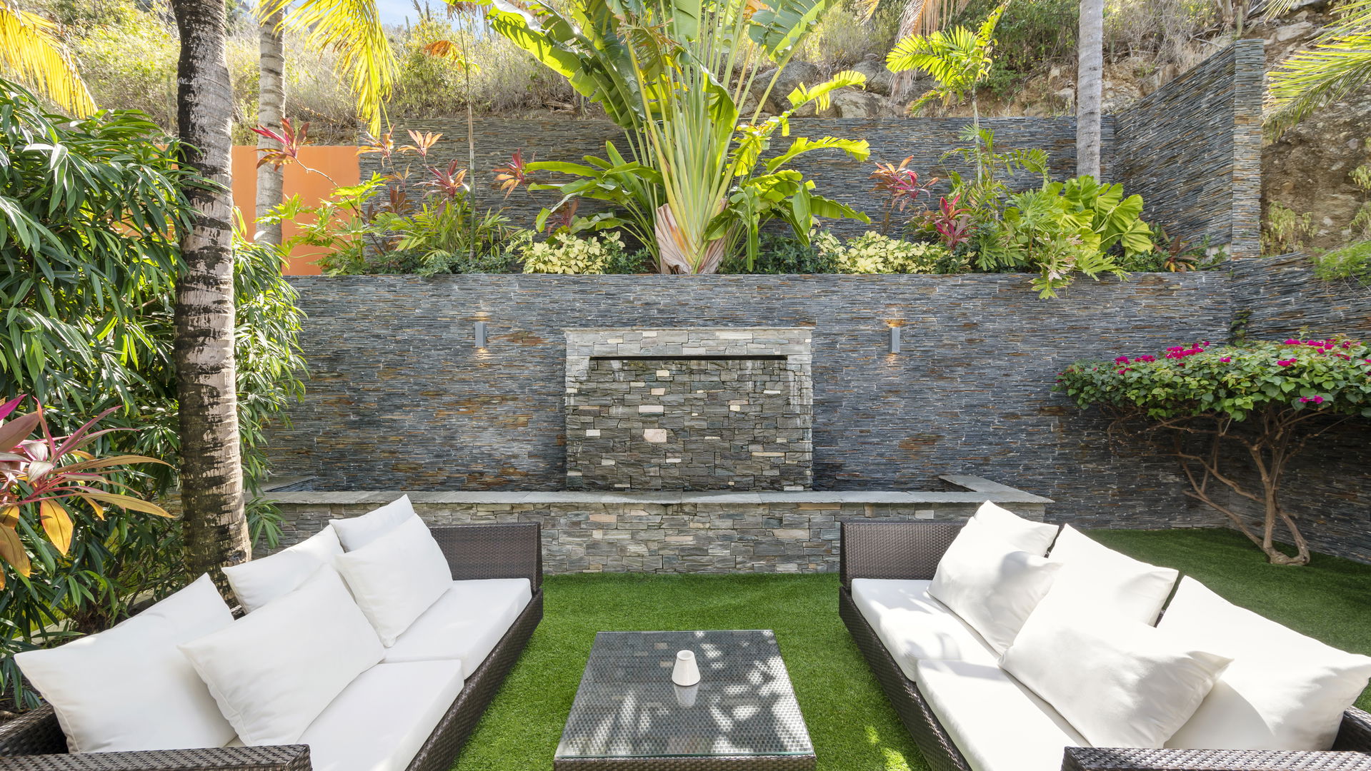 OUTDOOR LOUNGE AREAS
