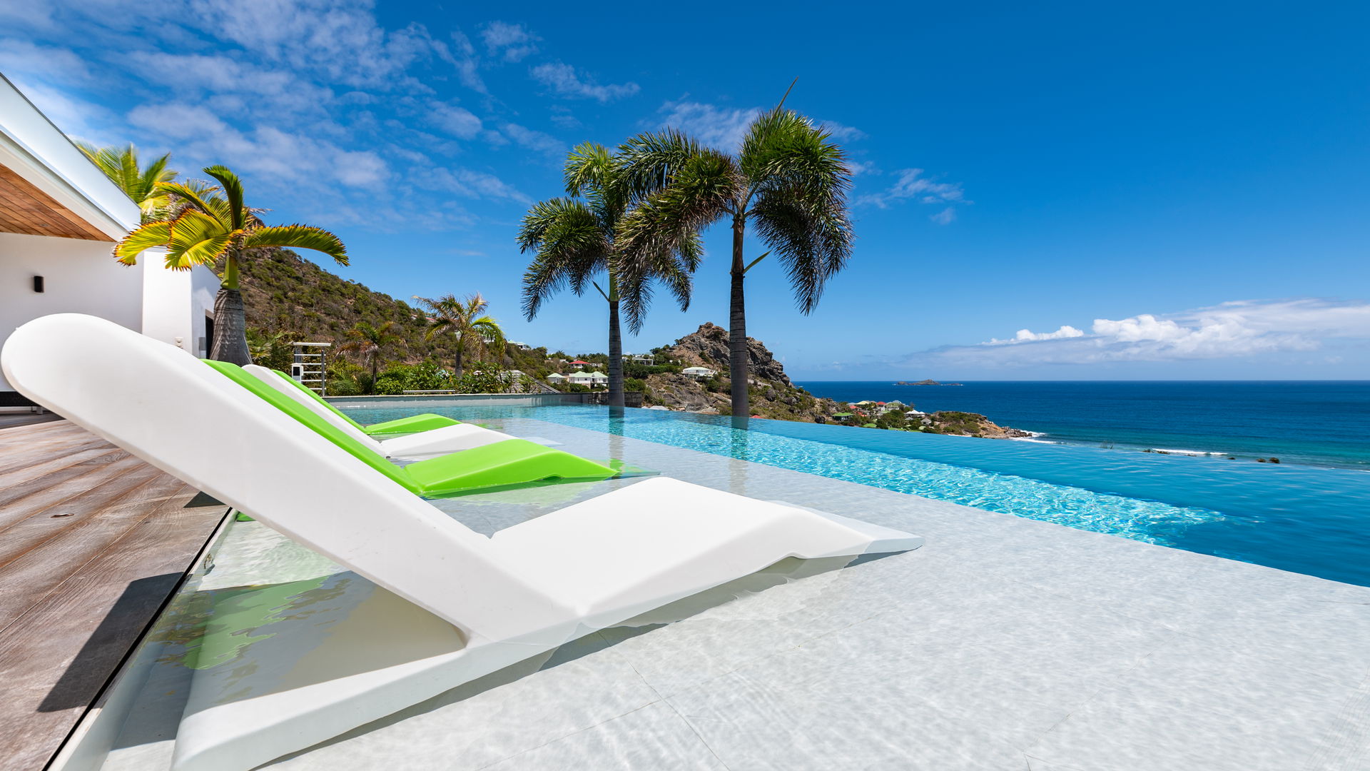 POOL & TERRACE