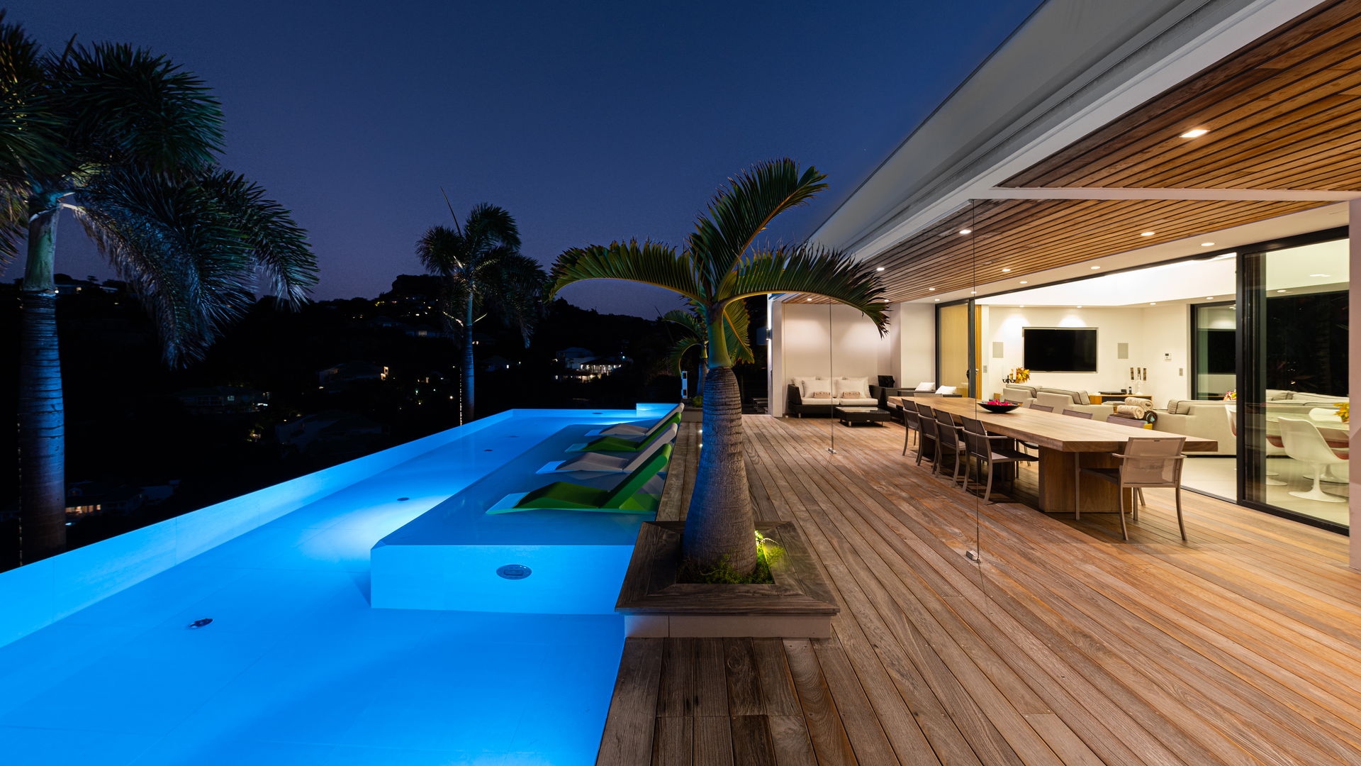 POOL & TERRACE