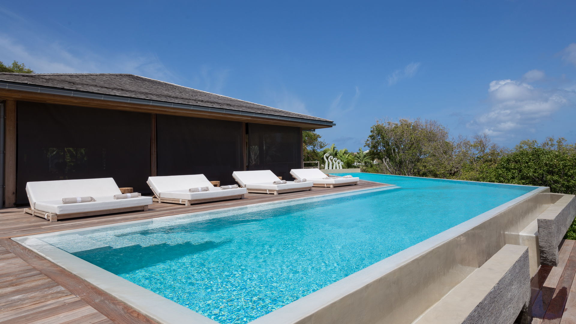 POOL & TERRACE