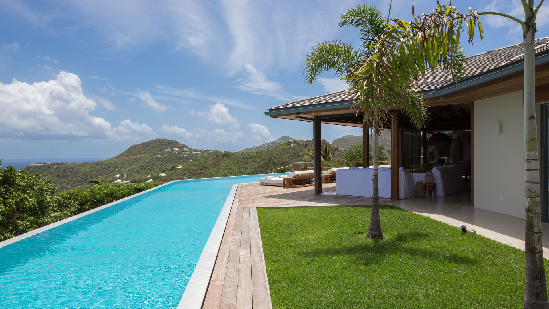 POOL & TERRACE