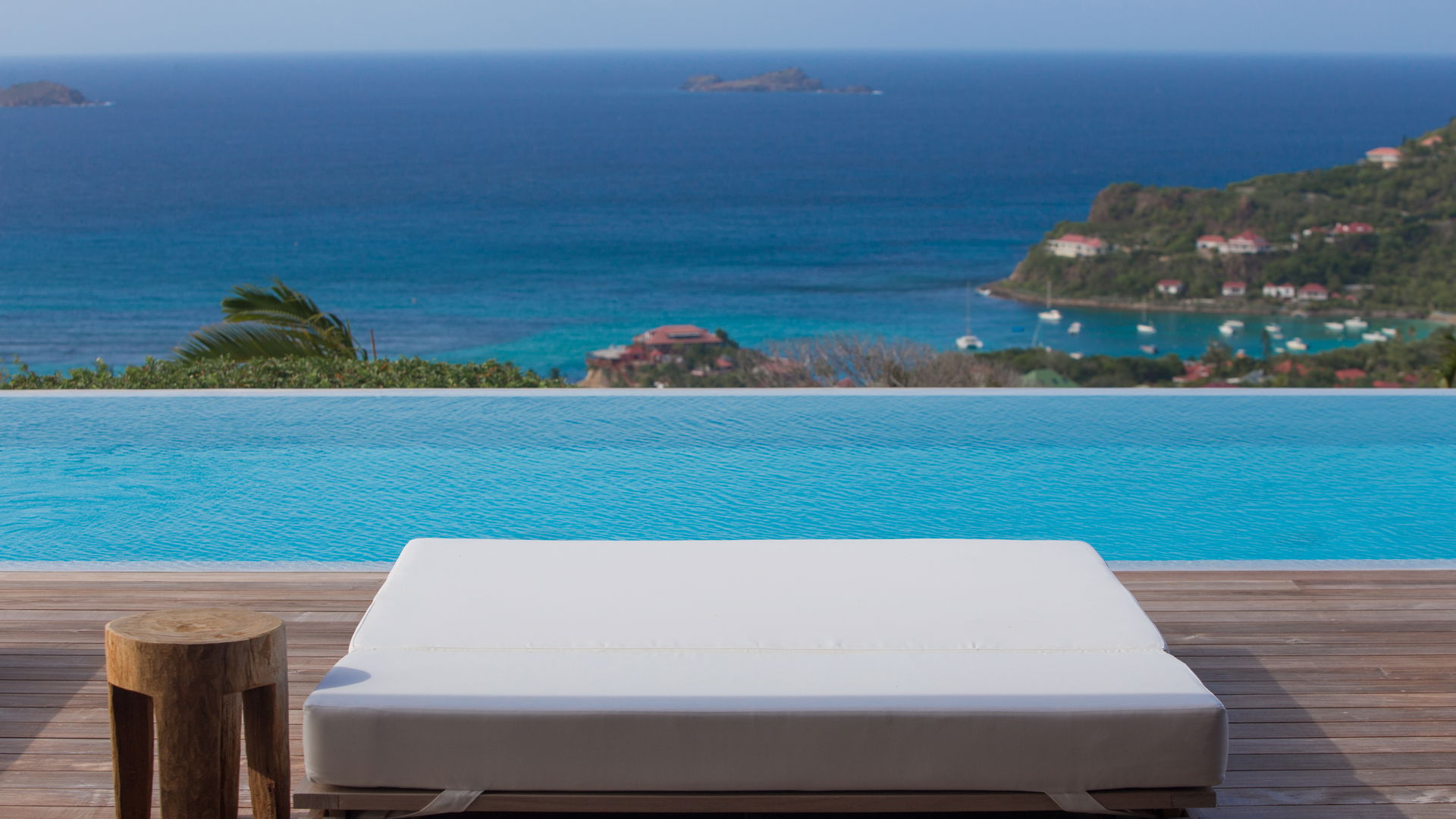 POOL & TERRACE