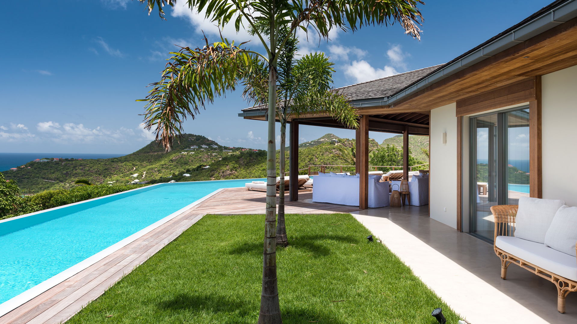 POOL & TERRACE